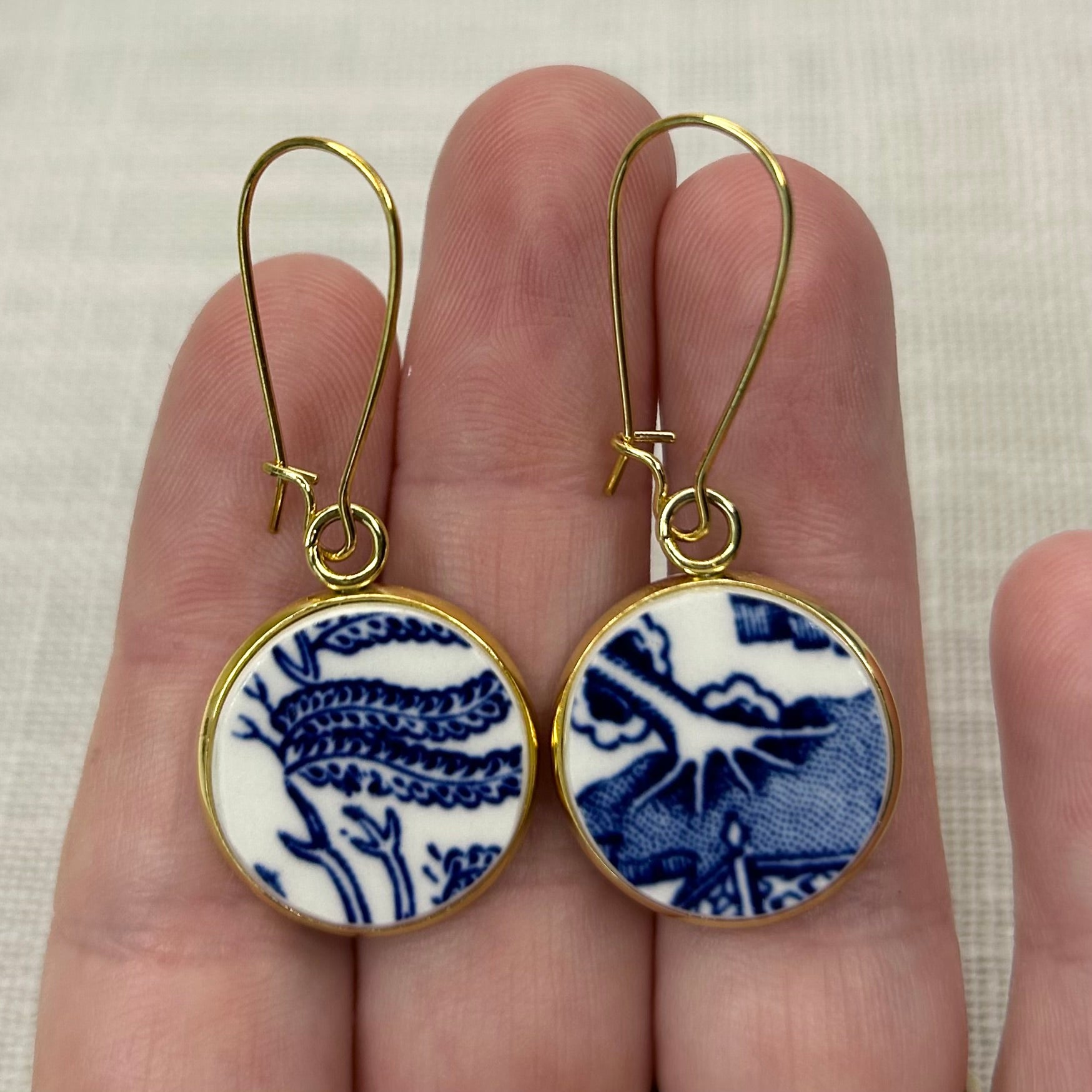 1960’s Churchill ‘Blue Willow’ Kidney Wire Dangly Earrings Y