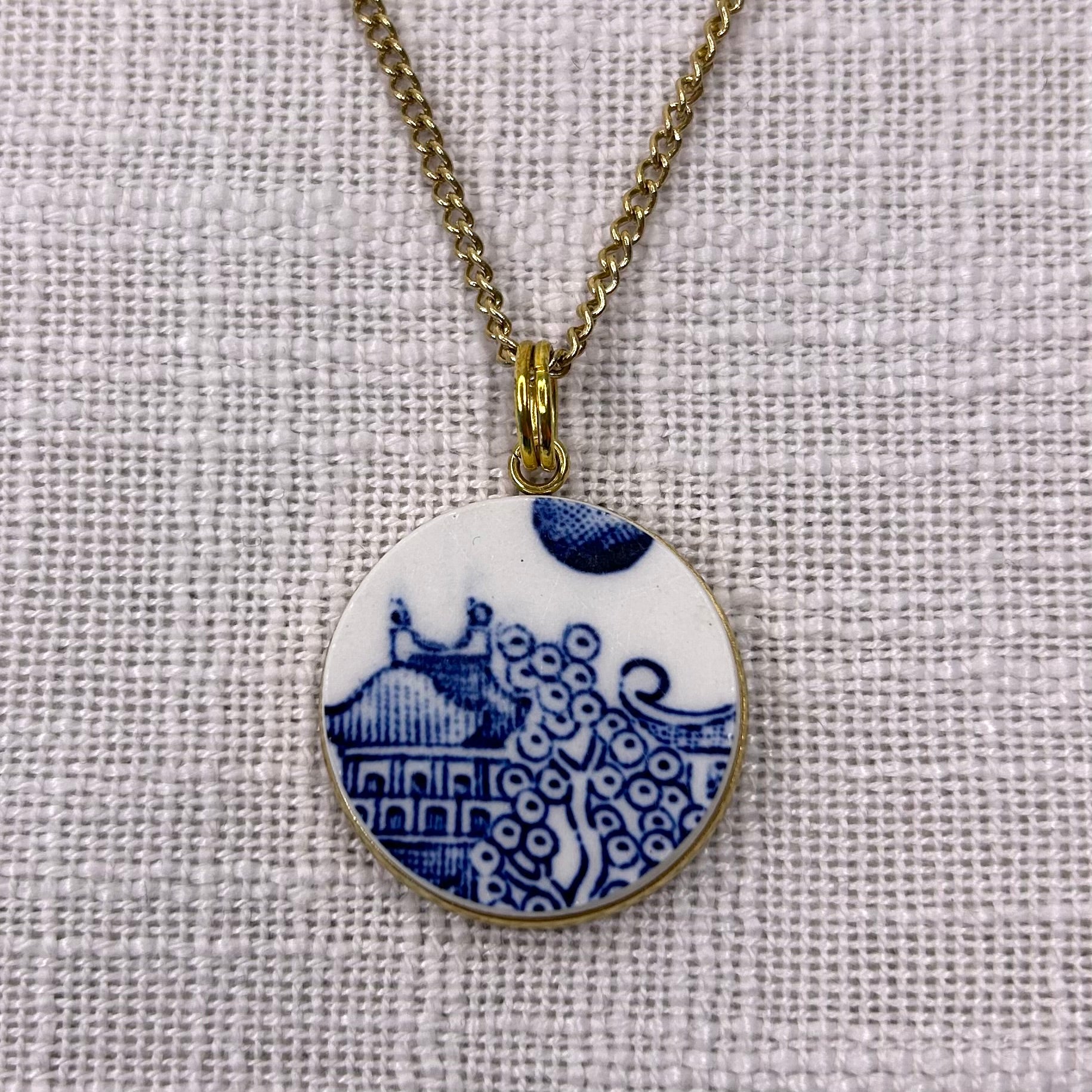 1960’s Churchill ‘Blue Willow’ Pendant Necklace Y