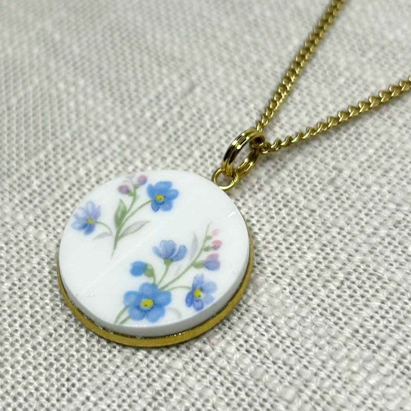 1965 Royal Albert ‘Memory Lane’ Pendant Necklace Y