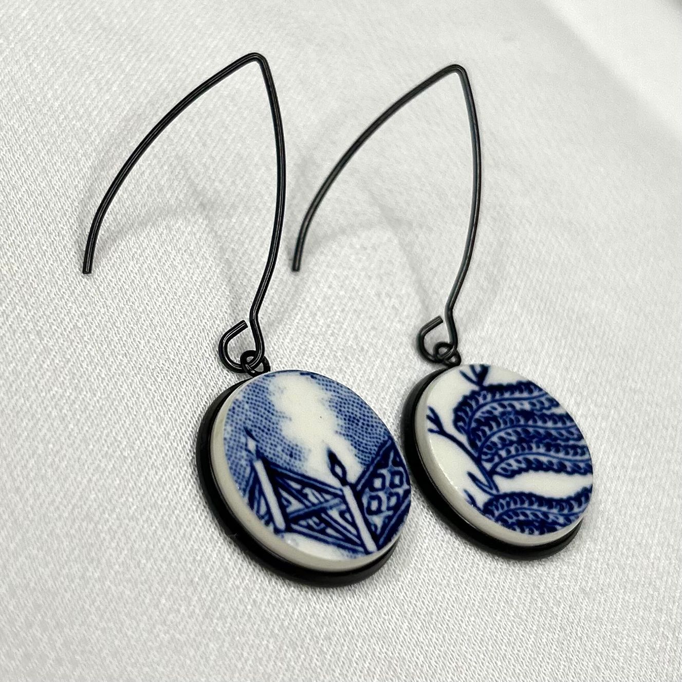1960’s Churchill ‘Blue Willow’ Hooks Dangly Earrings BM