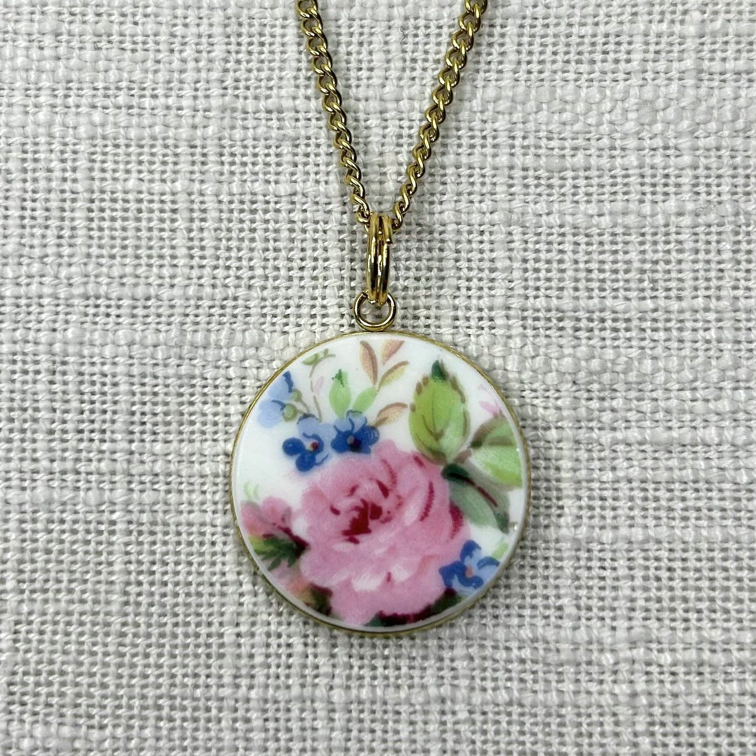 1947 Royal Albert ‘Moss Rose’ Pendant Necklace Y