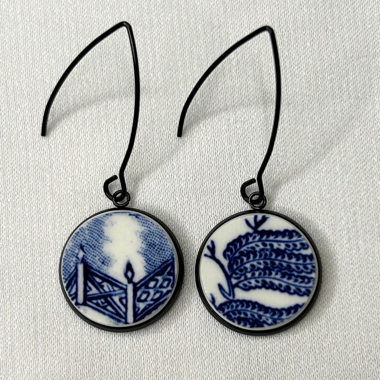 1960’s Churchill ‘Blue Willow’ Hooks Dangly Earrings BM