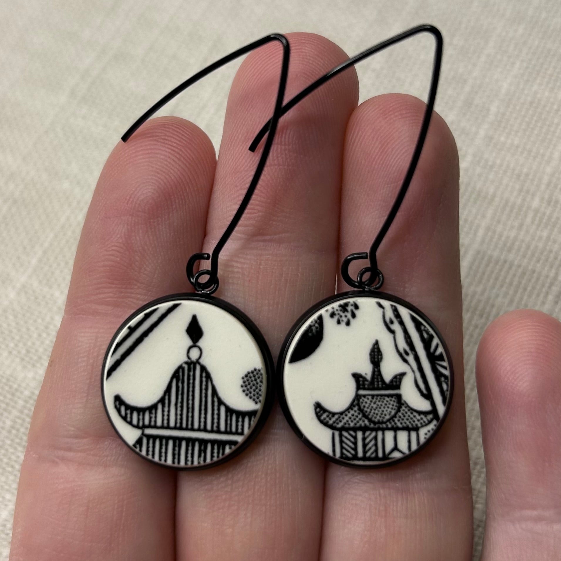 1980’s Churchill ‘Midnight Willow’ Hooks Dangly Earrings B