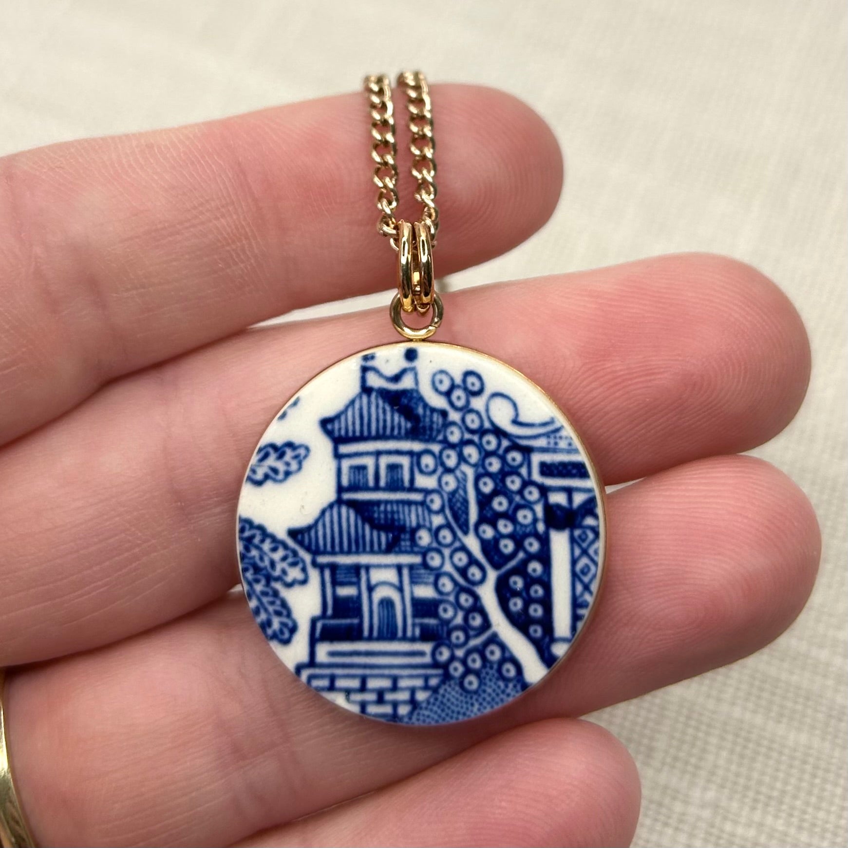 1960’s Churchill ‘Blue Willow’ Pendant Necklace R