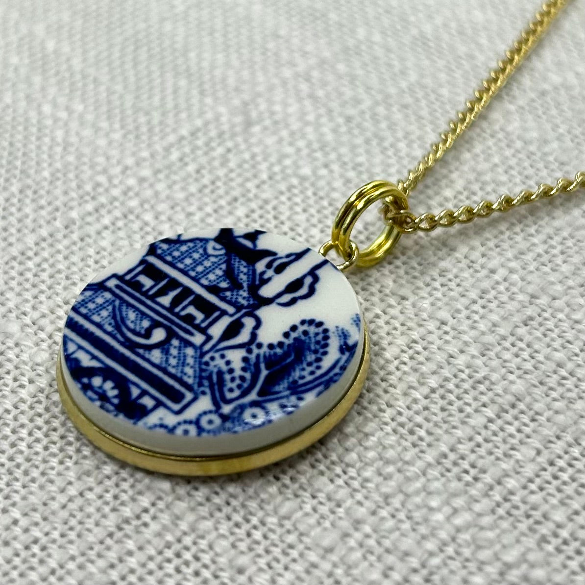 1960’s Churchill ‘Blue Willow’ Pendant Necklace Y
