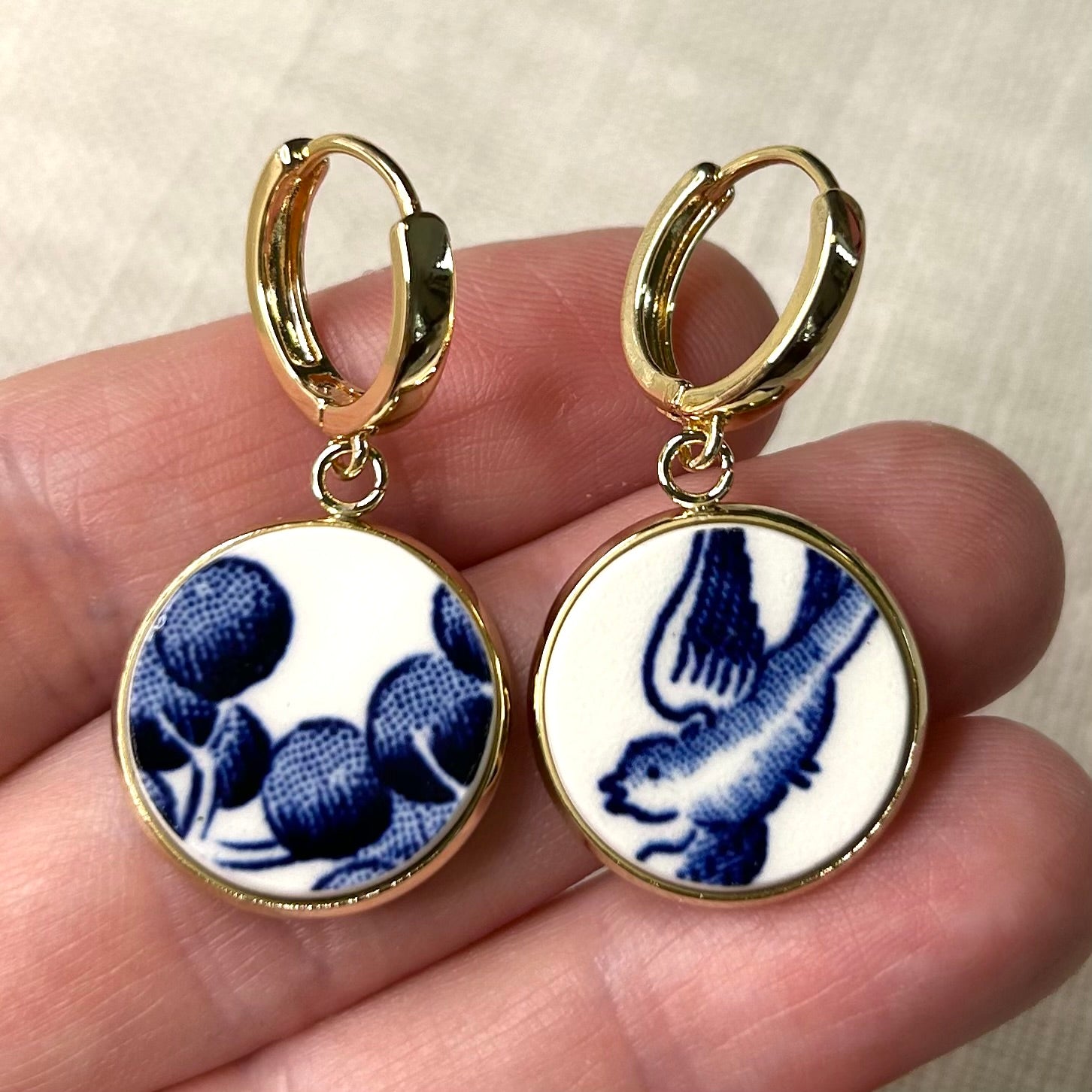 1960/70’s Churchill Blue Willow Huggies Dangly Earrings Y