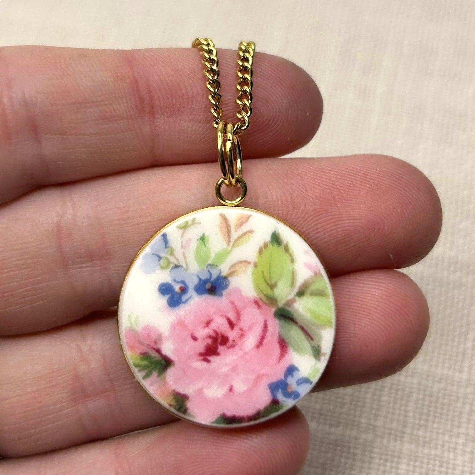 1947 Royal Albert ‘Moss Rose’ Pendant Necklace Y