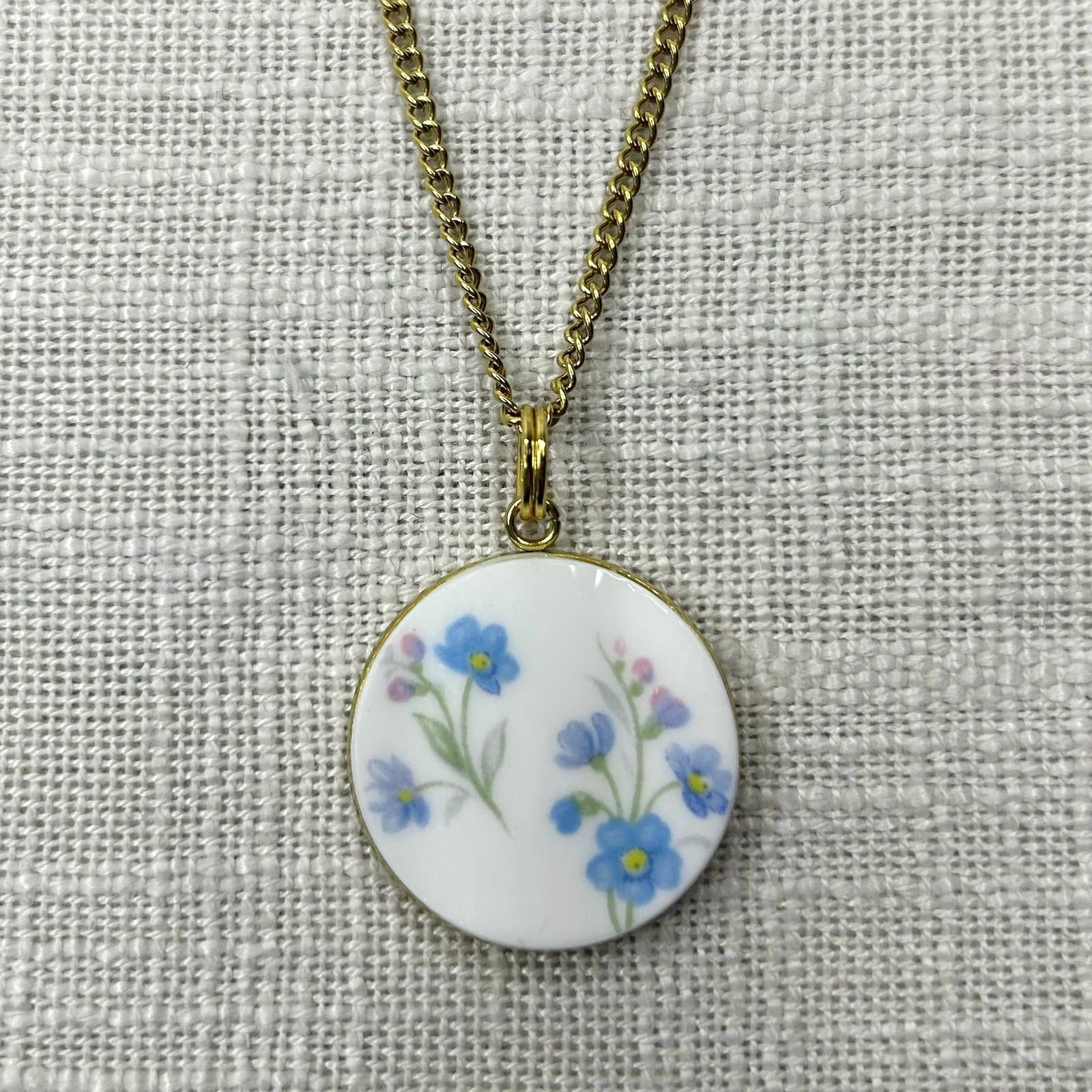 1965 Royal Albert ‘Memory Lane’ Pendant Necklace Y