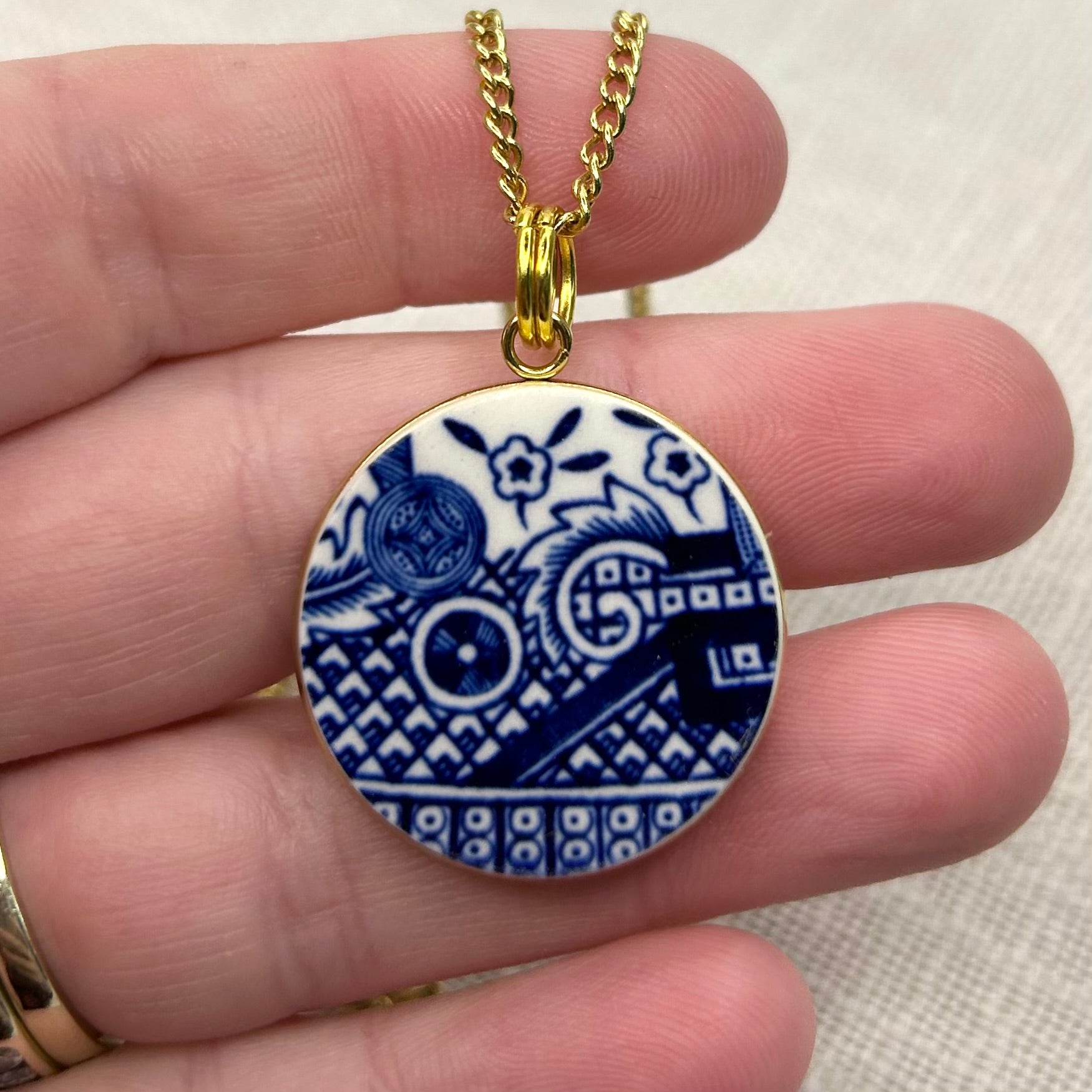 1960’s Churchill ‘Blue Willow’ Pendant Necklace Y