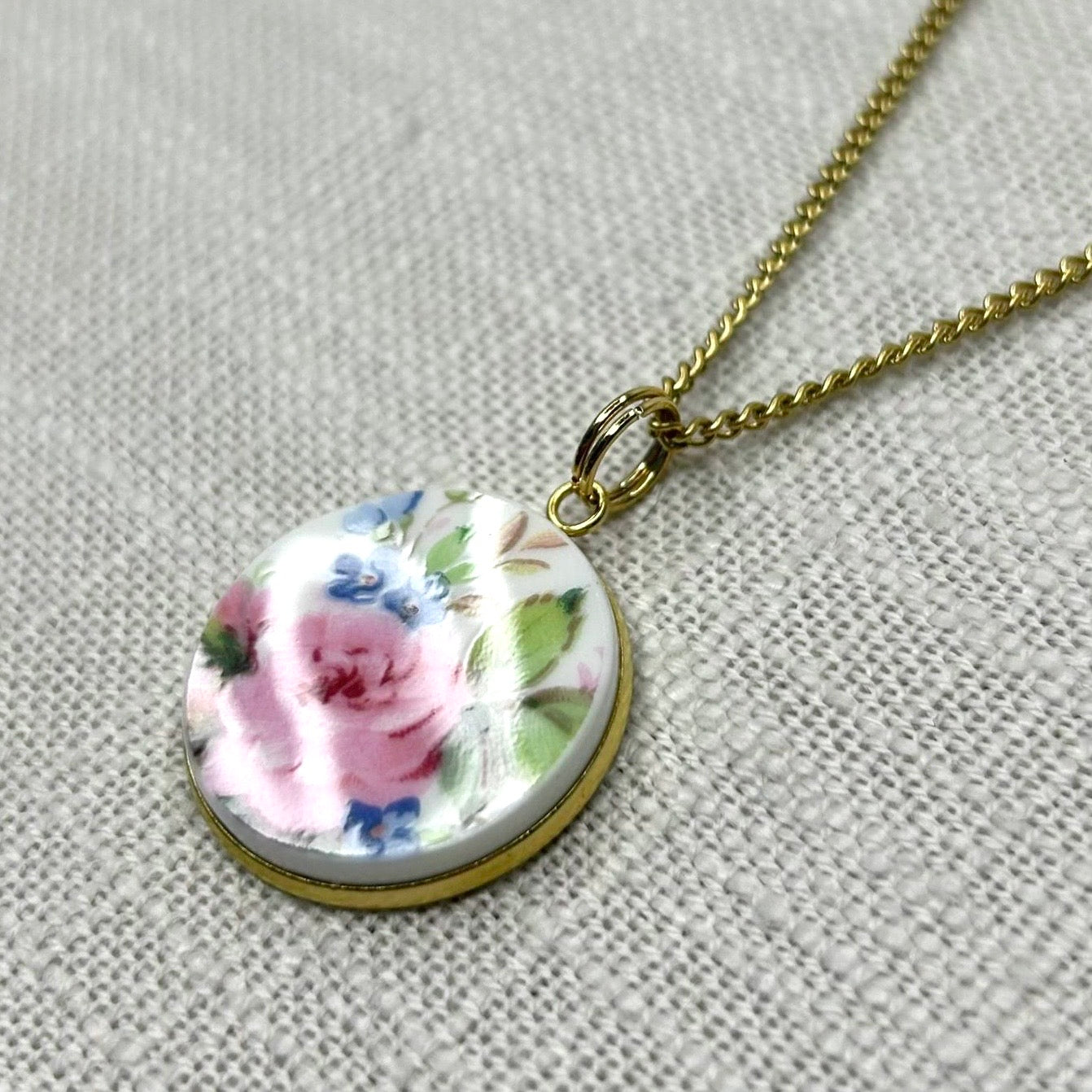 1947 Royal Albert ‘Moss Rose’ Pendant Necklace Y