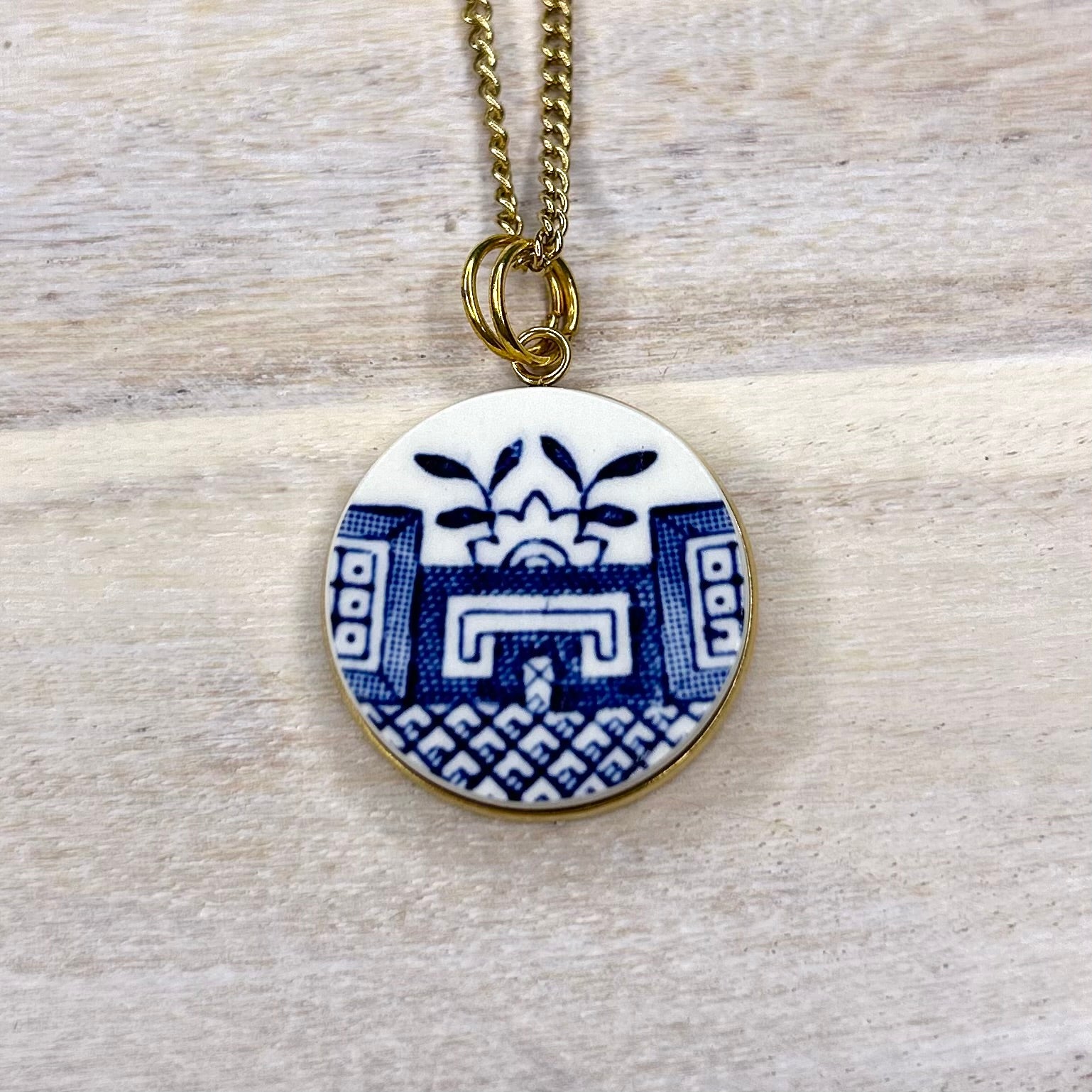 1960’s Churchill Blue Willow Pendant Necklace Y