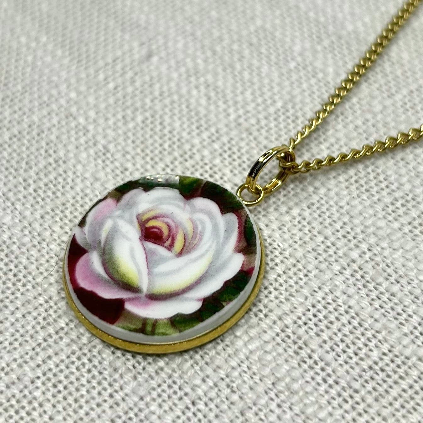 1969-2001 Royal Albert ‘Celebration’ Pendant Necklace Y
