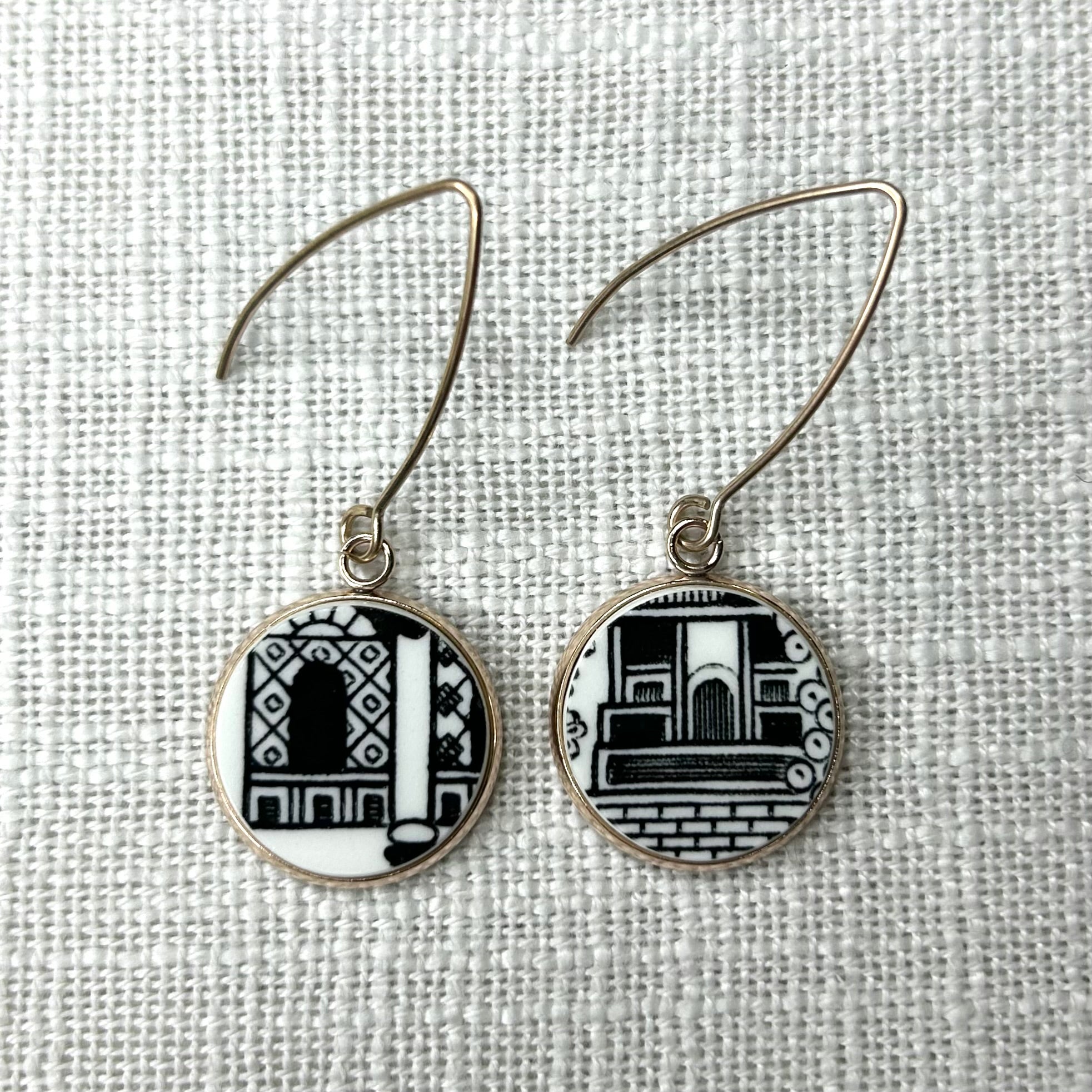 1980’s Churchill ‘Midnight Willow’ Hooks Dangly Earrings R