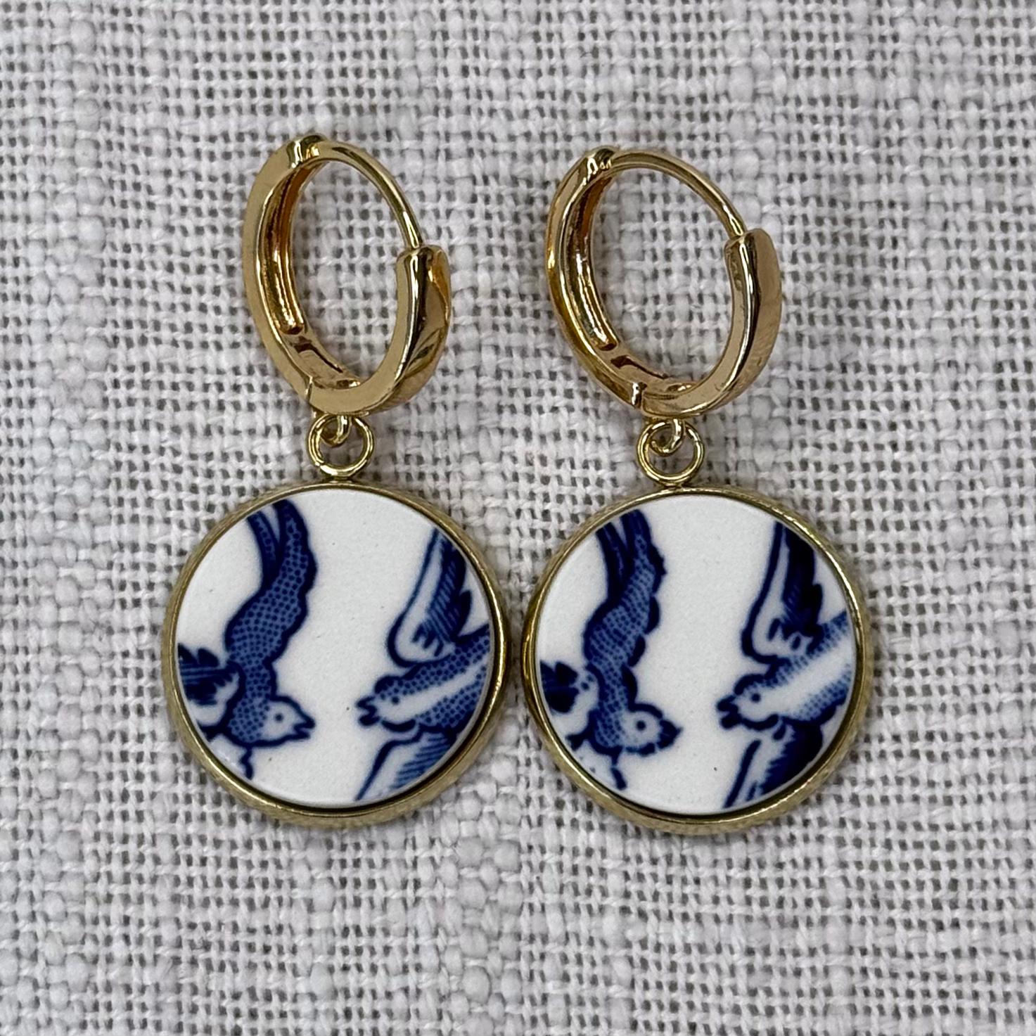 1960’s Churchill ‘Blue Willow’ Huggies Dangly Earrings Y