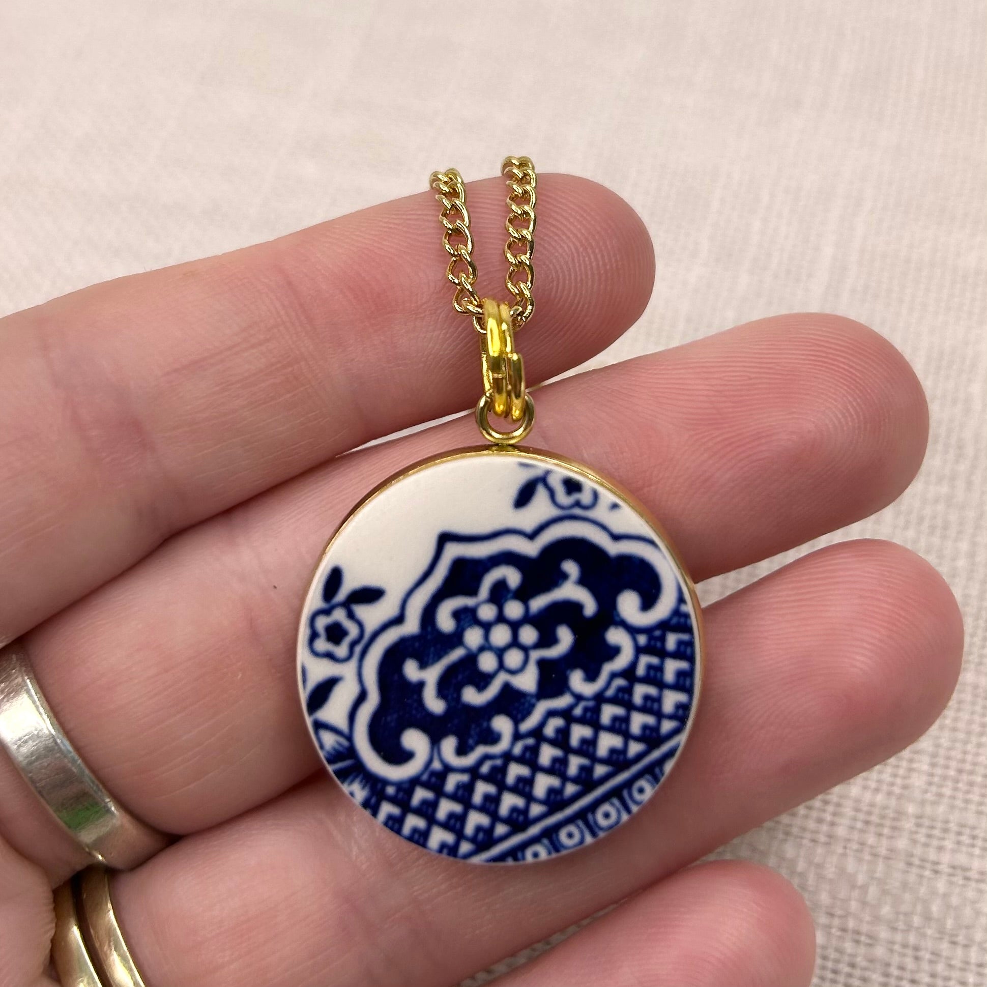 1960’s Churchill ‘Blue Willow’ Pendant Necklace Y