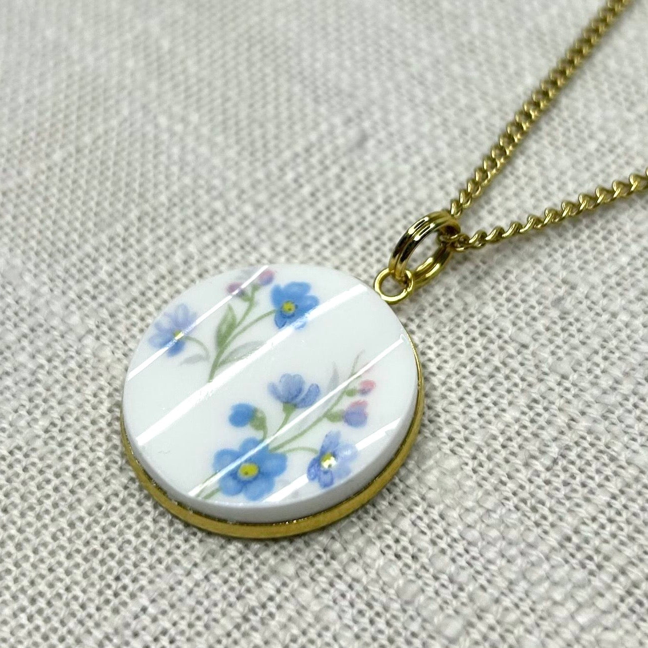 1965 Royal Albert ‘Memory Lane’ Pendant Necklace Y