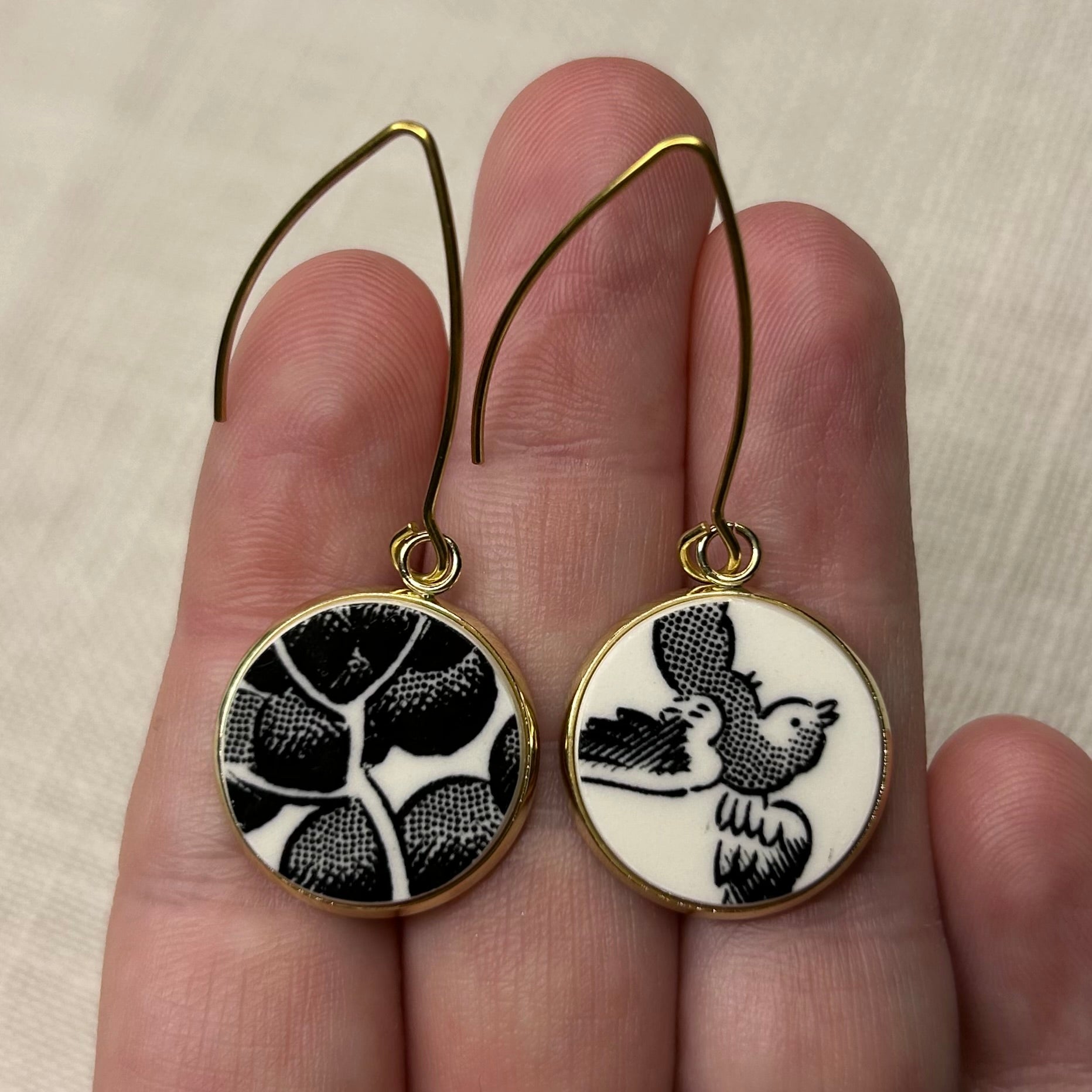 1980’s Churchill ‘Midnight Willow’ Hooks Dangly Earrings Y