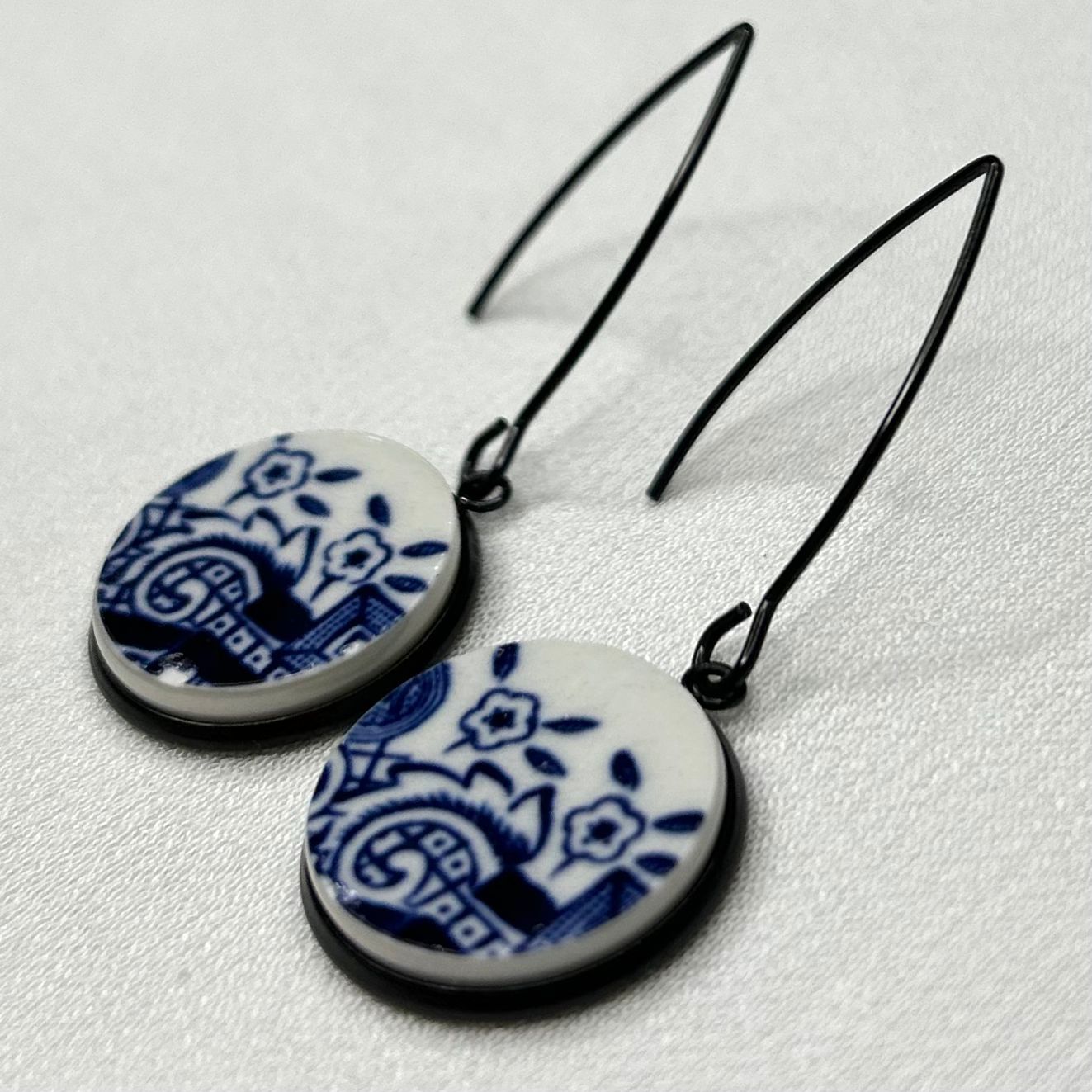 1960’s Churchill ‘Blue Willow’ Hooks Dangly Earrings BM