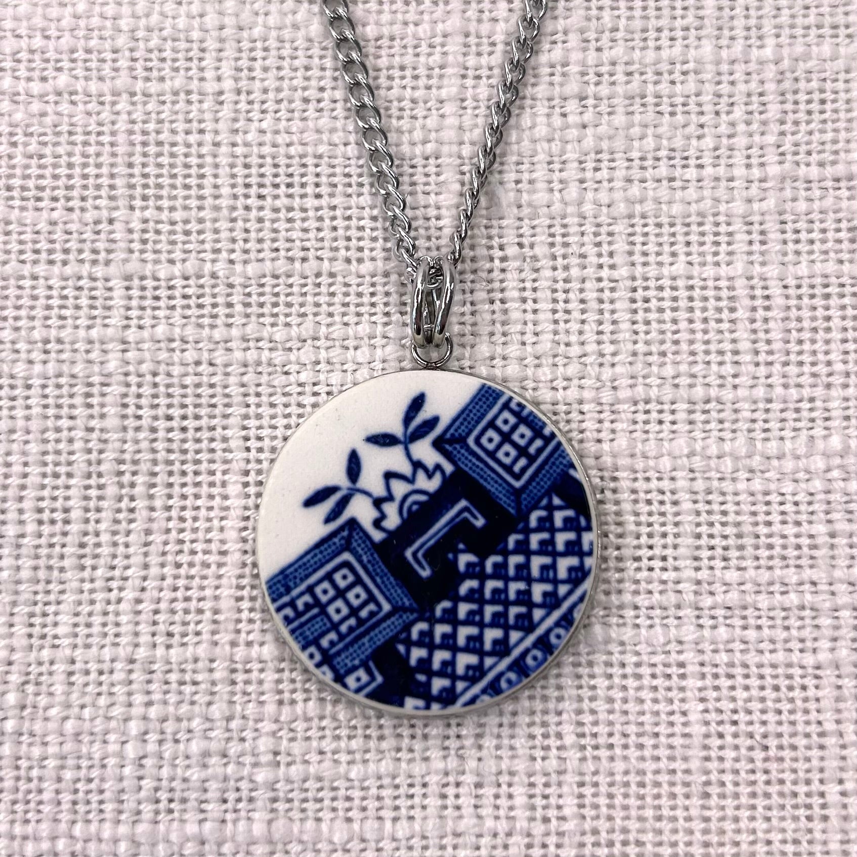 1960’s Churchill ‘Blue Willow’ Pendant Necklace S