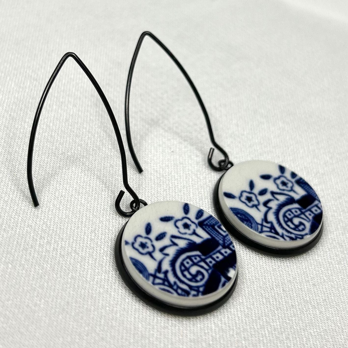 1960’s Churchill ‘Blue Willow’ Hooks Dangly Earrings BM