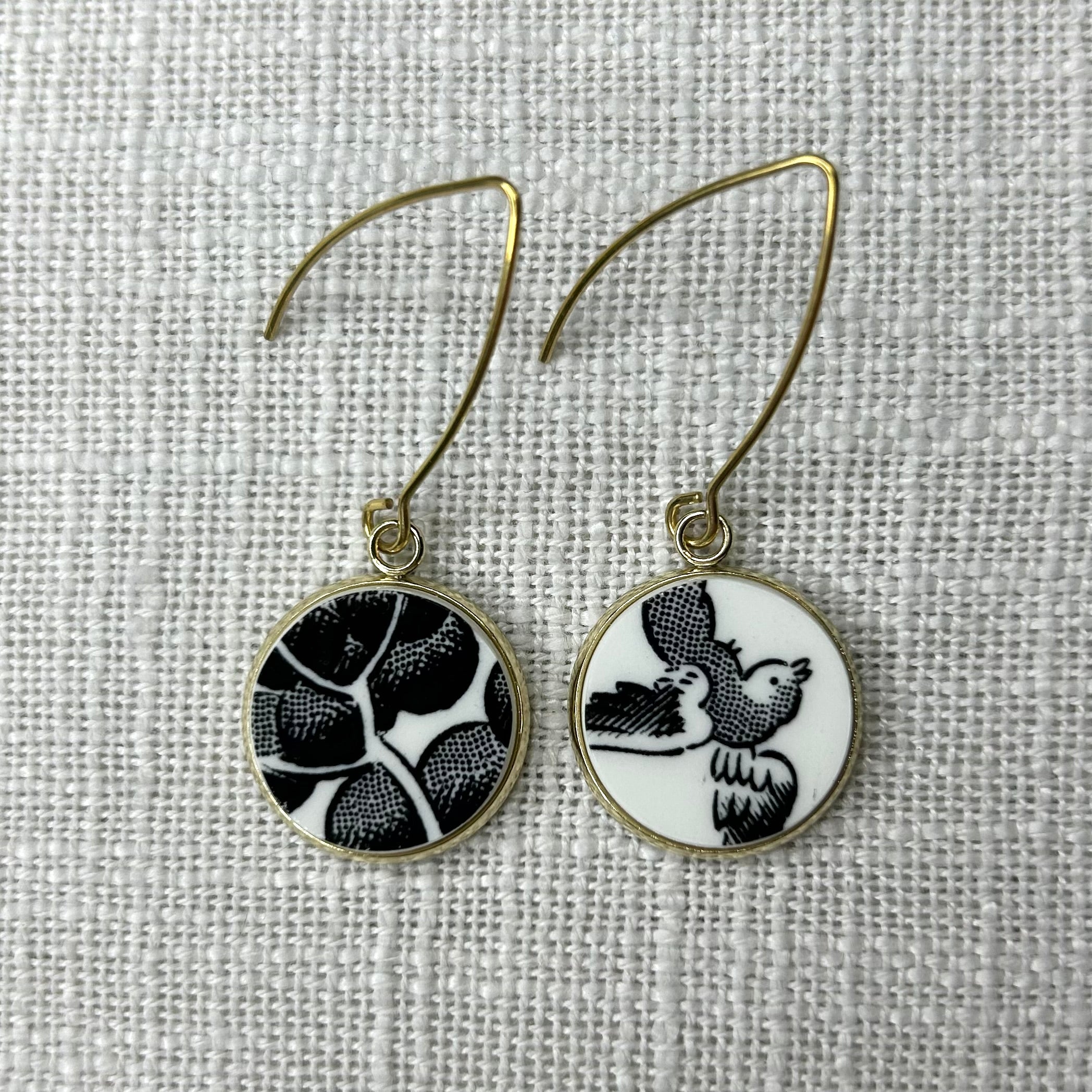 1980’s Churchill ‘Midnight Willow’ Hooks Dangly Earrings Y