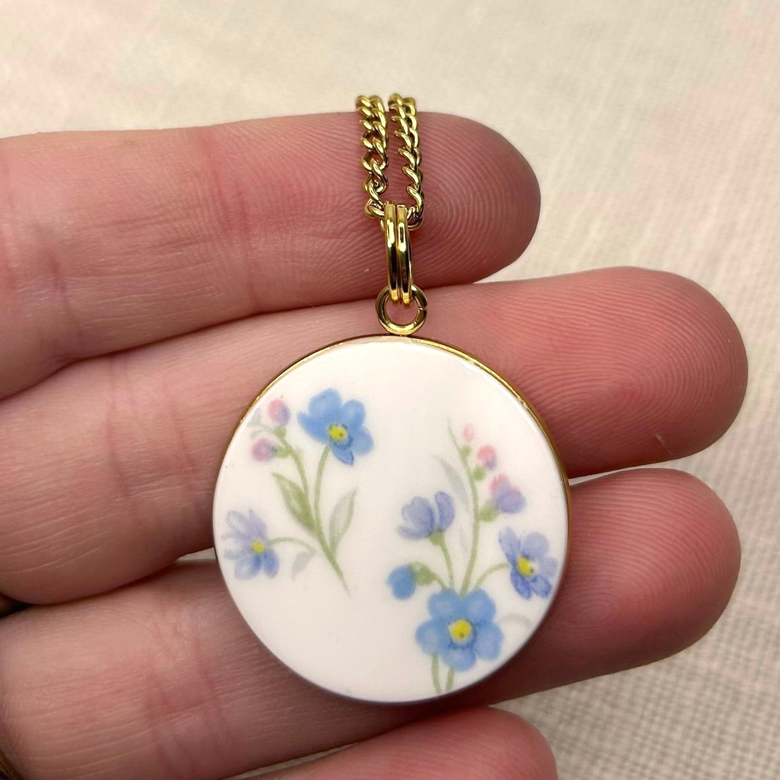 1965 Royal Albert ‘Memory Lane’ Pendant Necklace Y