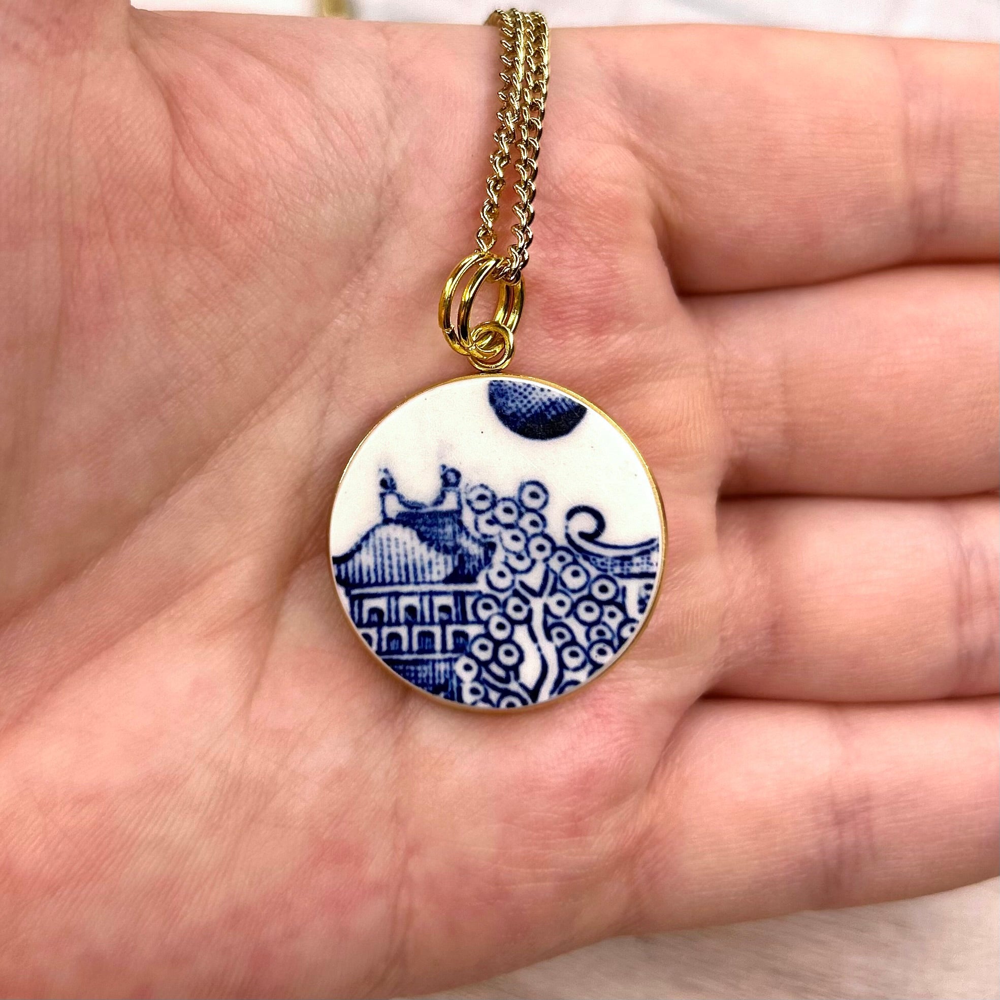 1960’s Churchill Blue Willow Pendant Necklace Y