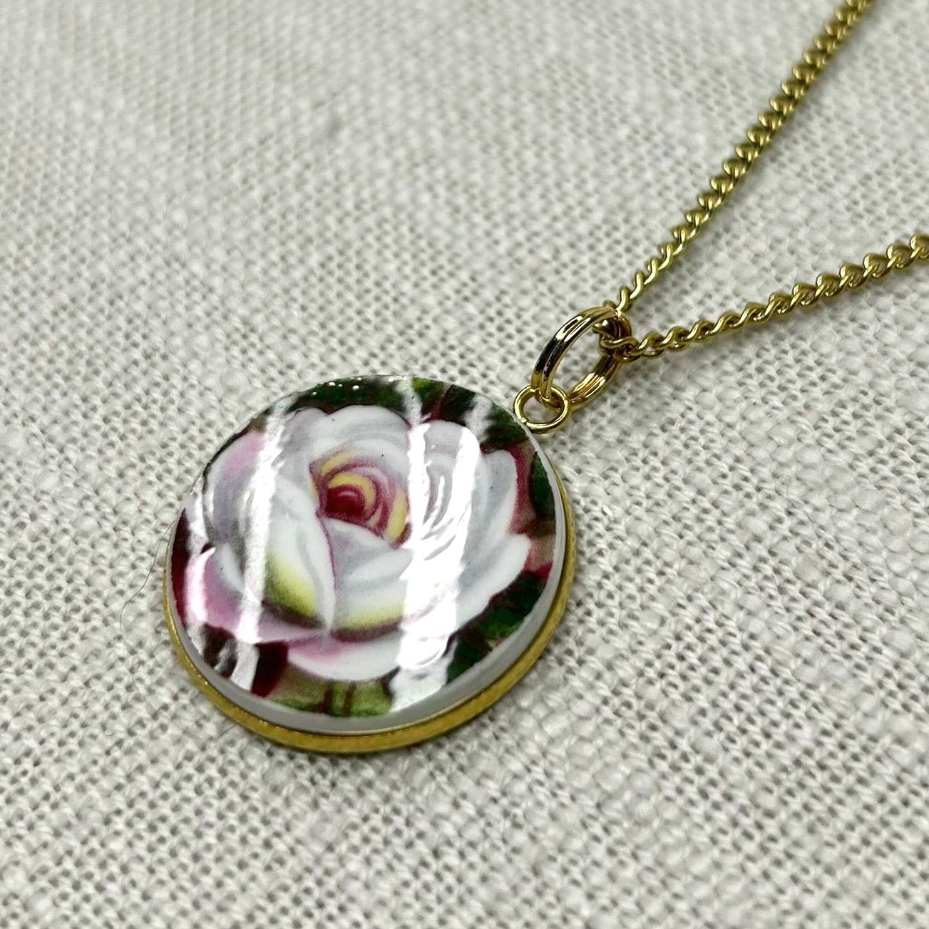 1969-2001 Royal Albert ‘Celebration’ Pendant Necklace Y
