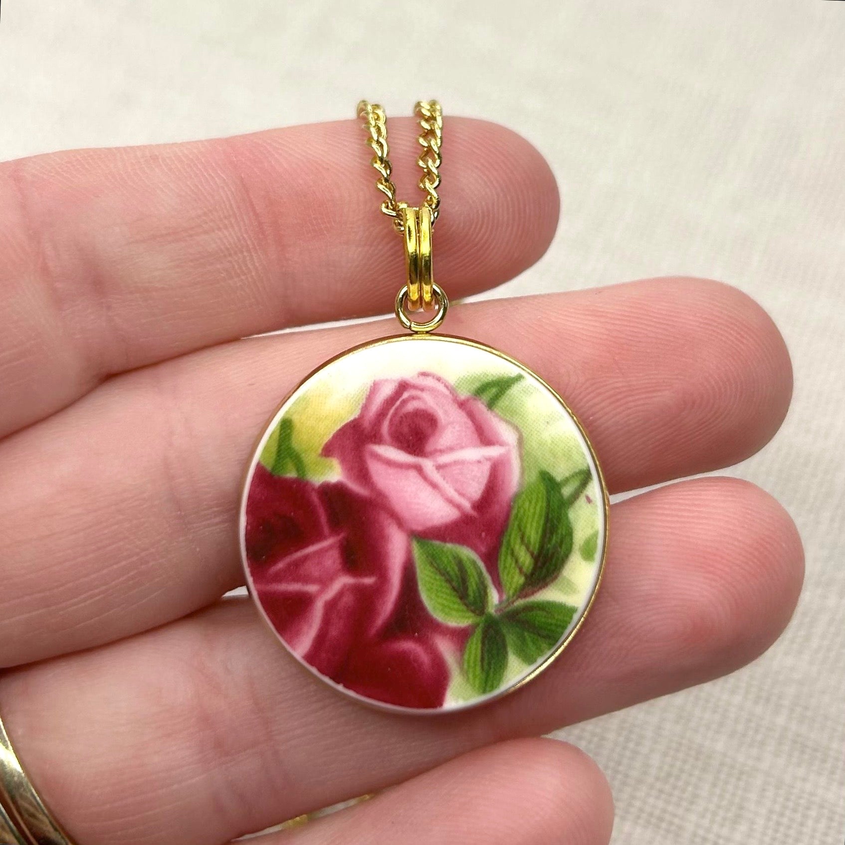 1962 Royal Albert ‘Old Country Roses’ Pendant Necklace Y