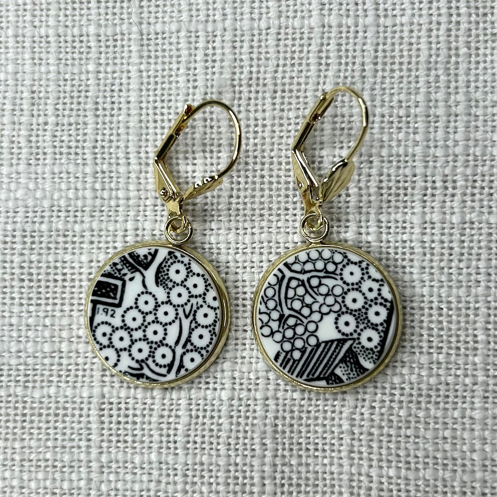 1980’s Churchill ‘Midnight Willow’ Leverback Dangly Earrings Y