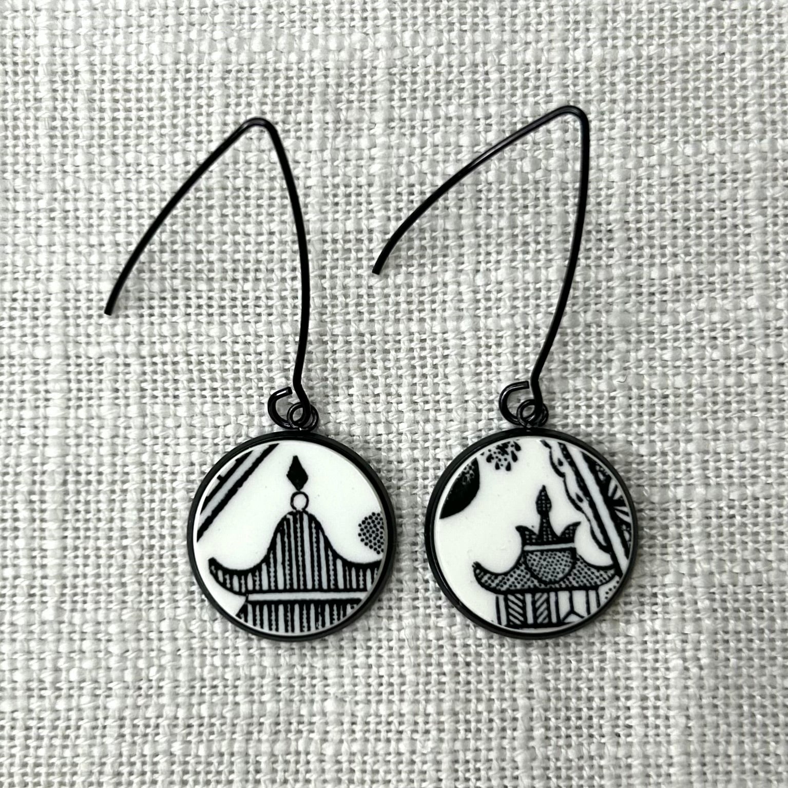 1980’s Churchill ‘Midnight Willow’ Hooks Dangly Earrings B