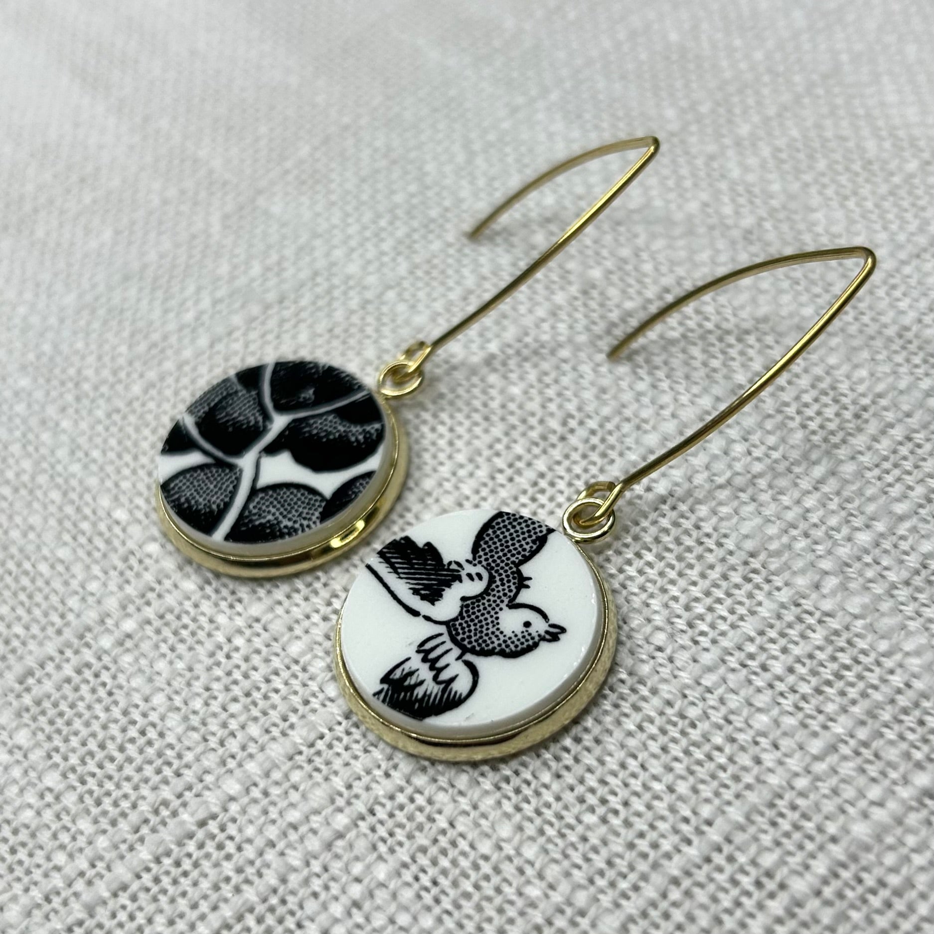 1980’s Churchill ‘Midnight Willow’ Hooks Dangly Earrings Y