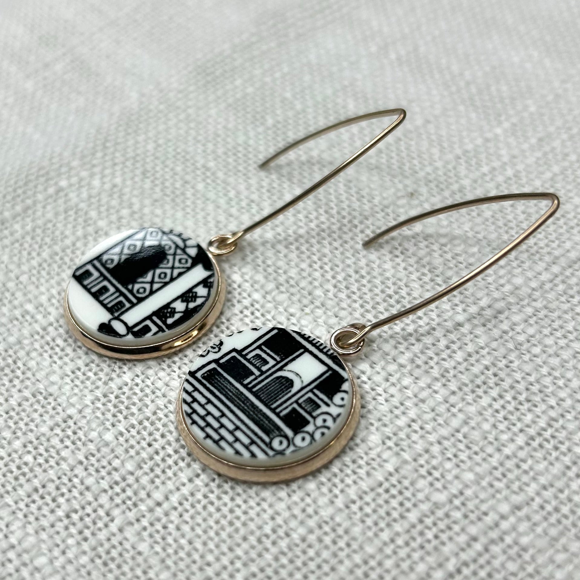 1980’s Churchill ‘Midnight Willow’ Hooks Dangly Earrings R