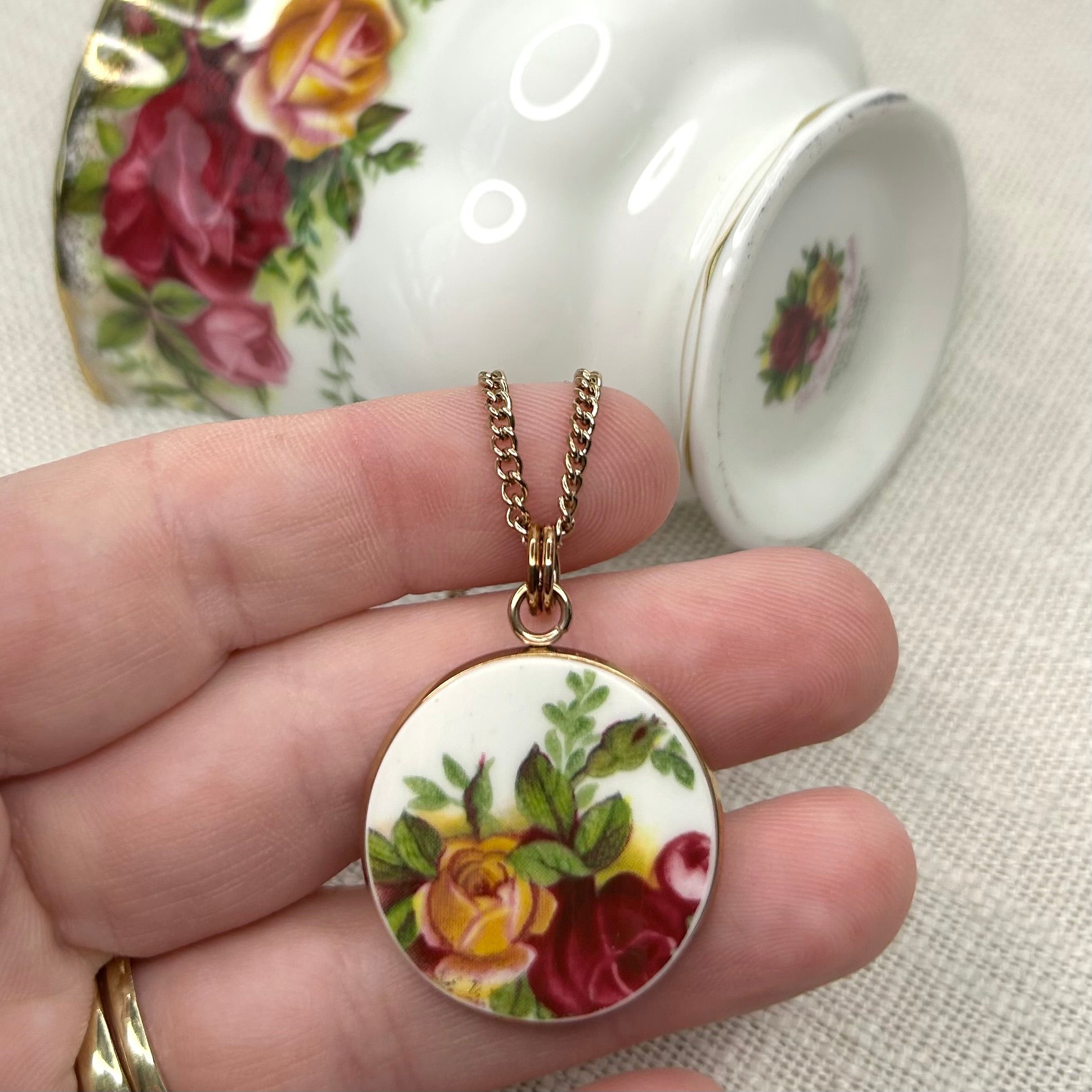 1962 Royal Albert ‘Old Country Roses’ Pendant Necklace R