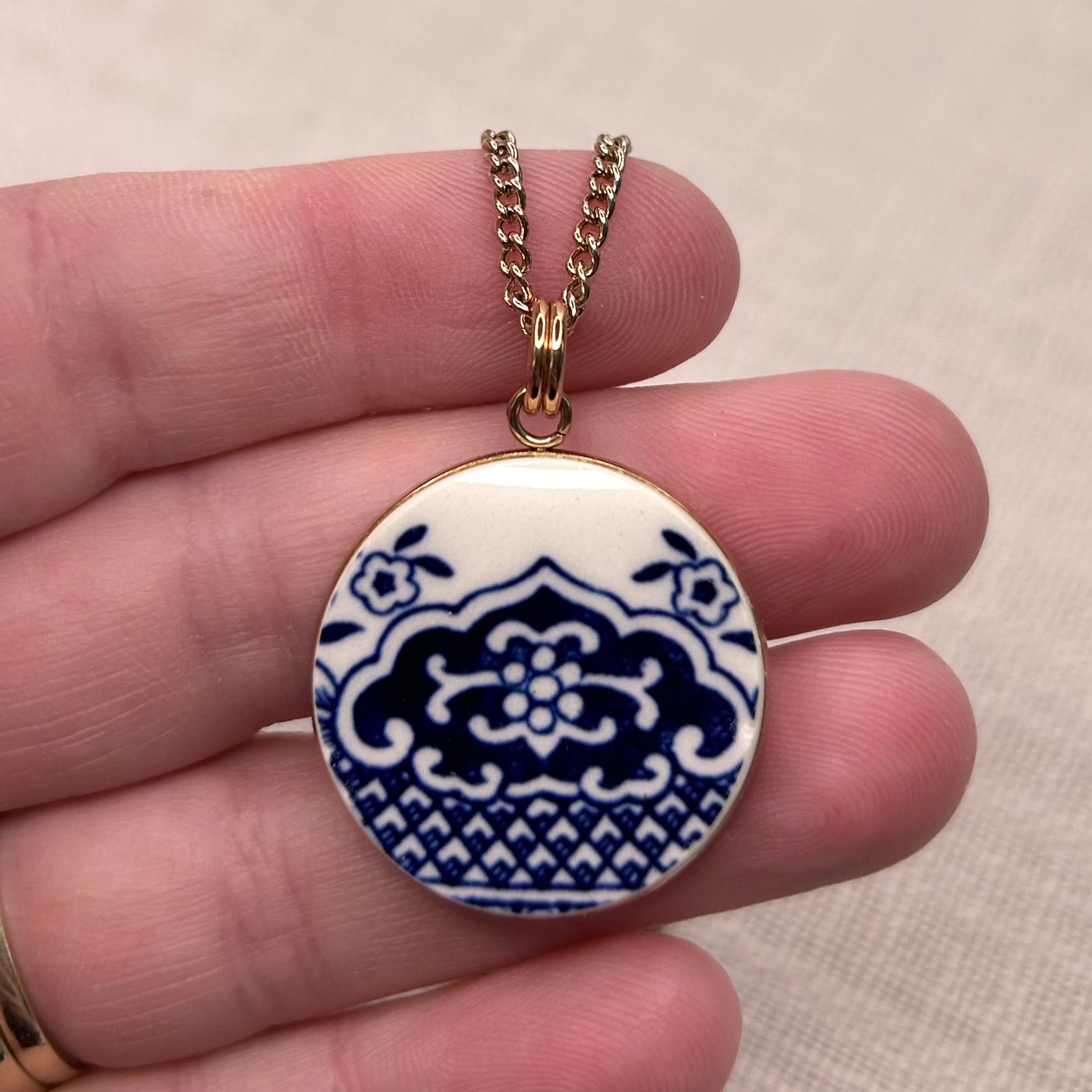 1960’s Churchill ‘Blue Willow’ Pendant Necklace R