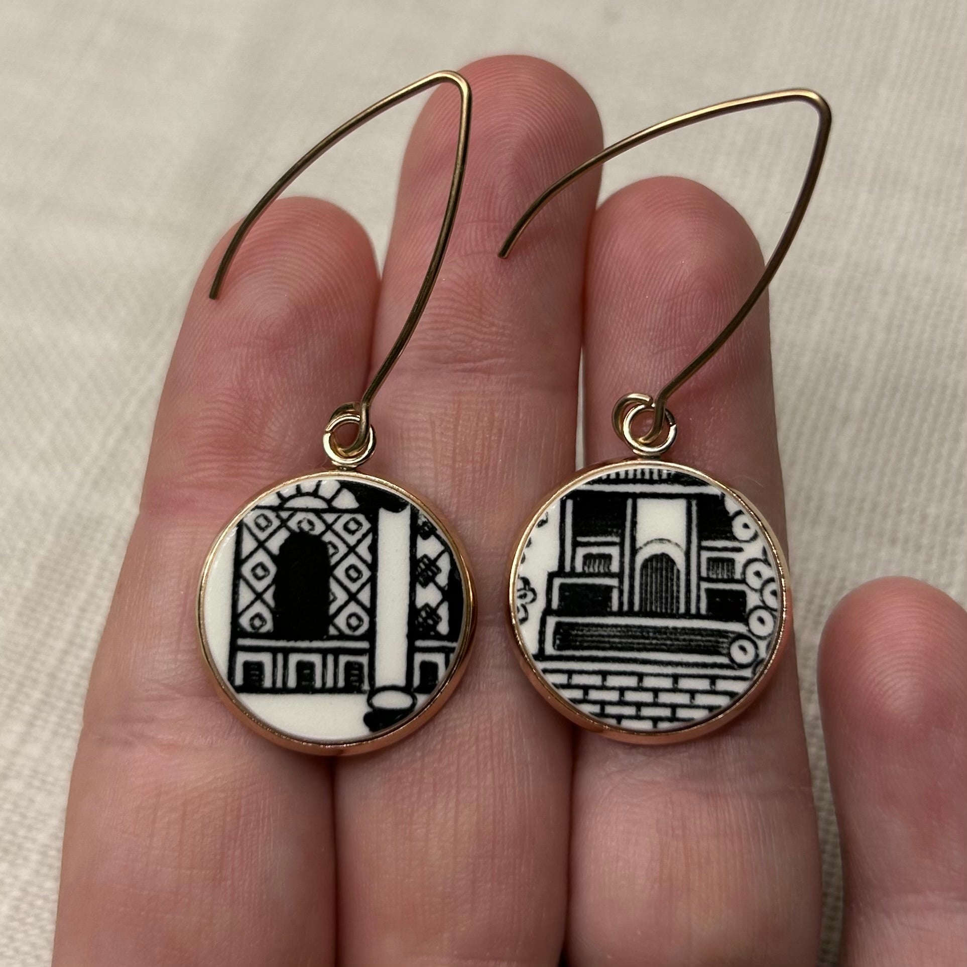 1980’s Churchill ‘Midnight Willow’ Hooks Dangly Earrings R