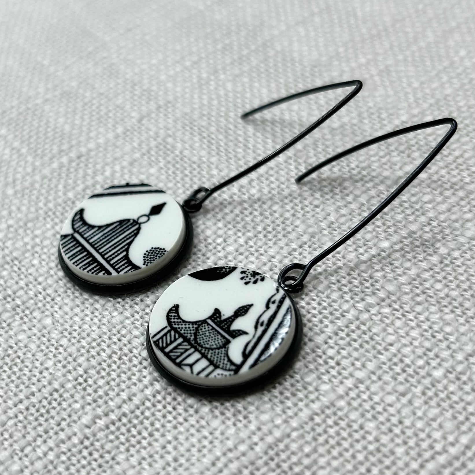 1980’s Churchill ‘Midnight Willow’ Hooks Dangly Earrings B