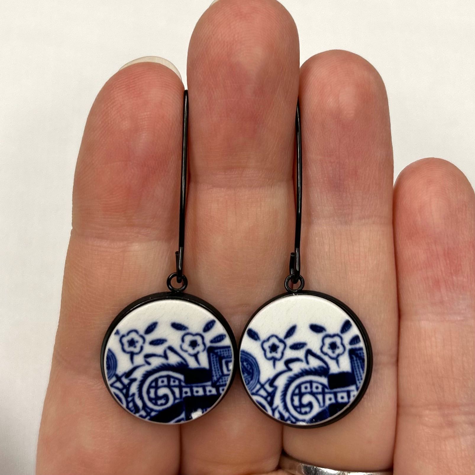 1960’s Churchill ‘Blue Willow’ Hooks Dangly Earrings BM