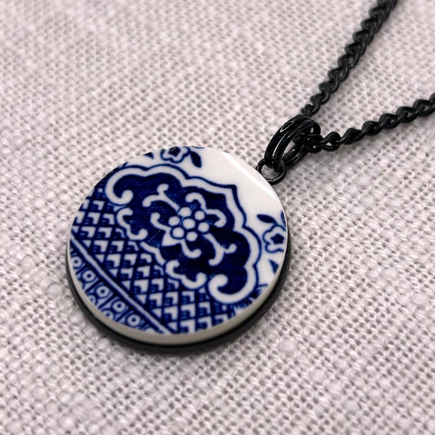 1960’s Churchill ‘Blue Willow’ Pendant Necklace B