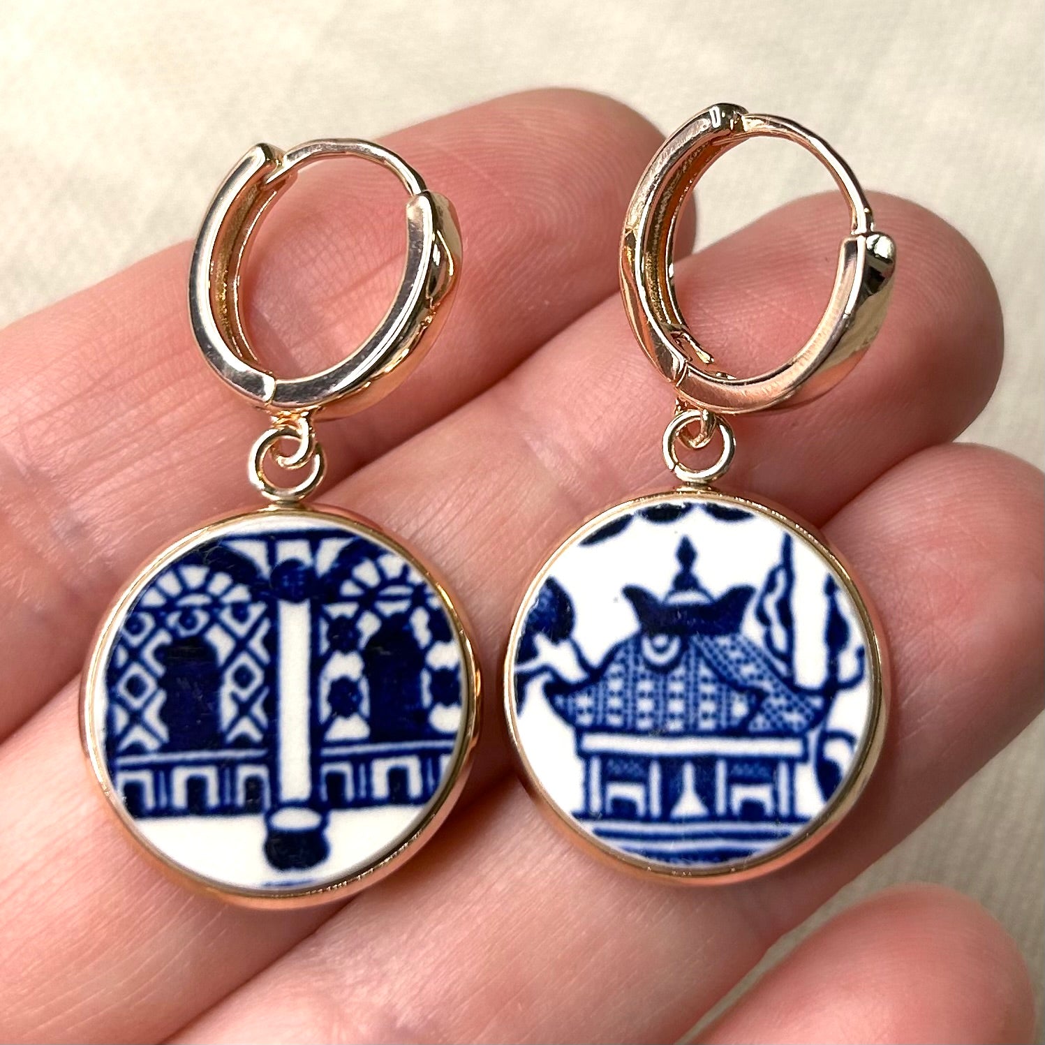 1960/70’s Churchill Blue Willow Huggies Dangly Earrings R