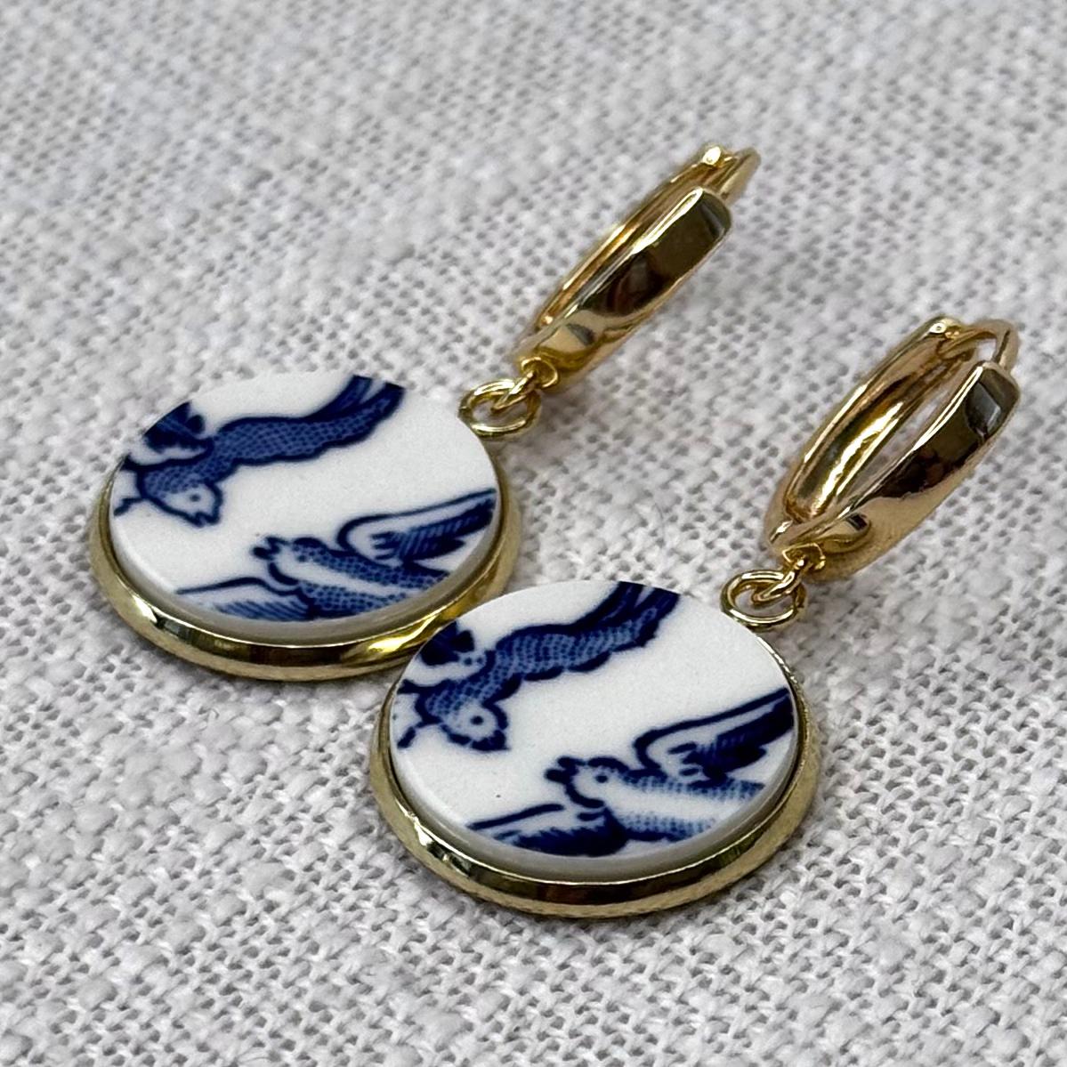 1960’s Churchill ‘Blue Willow’ Huggies Dangly Earrings Y