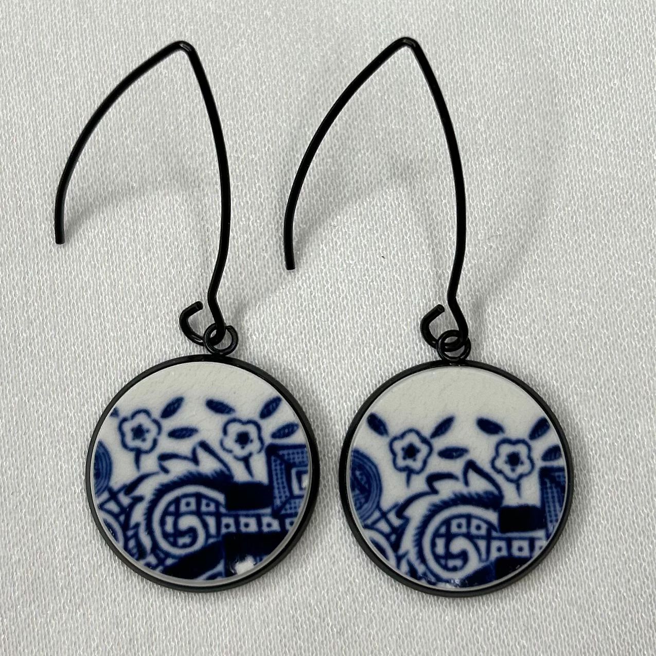 1960’s Churchill ‘Blue Willow’ Hooks Dangly Earrings BM