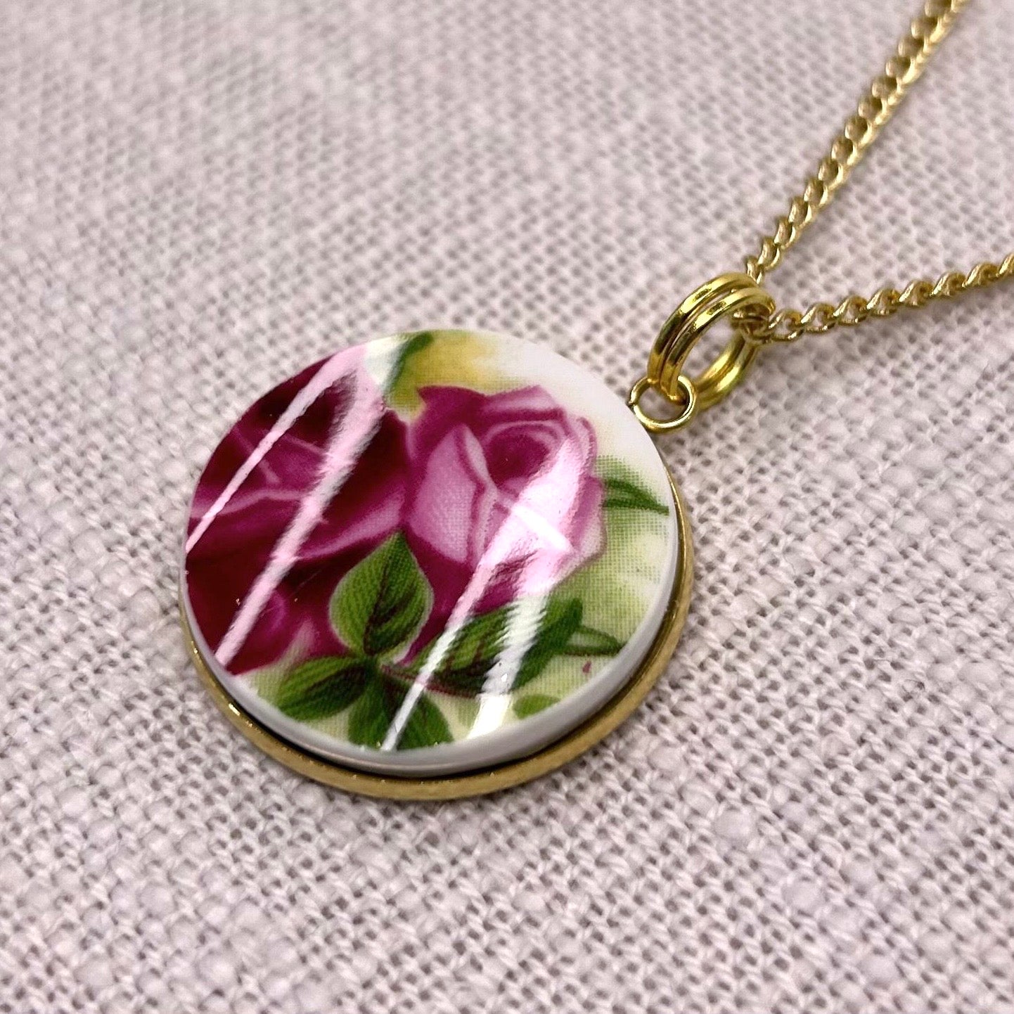 1962 Royal Albert ‘Old Country Roses’ Pendant Necklace Y