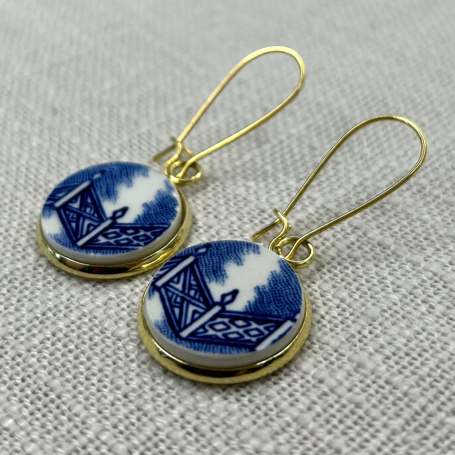 1960’s Churchill ‘Blue Willow’ Kidney Wire Dangly Earrings Y