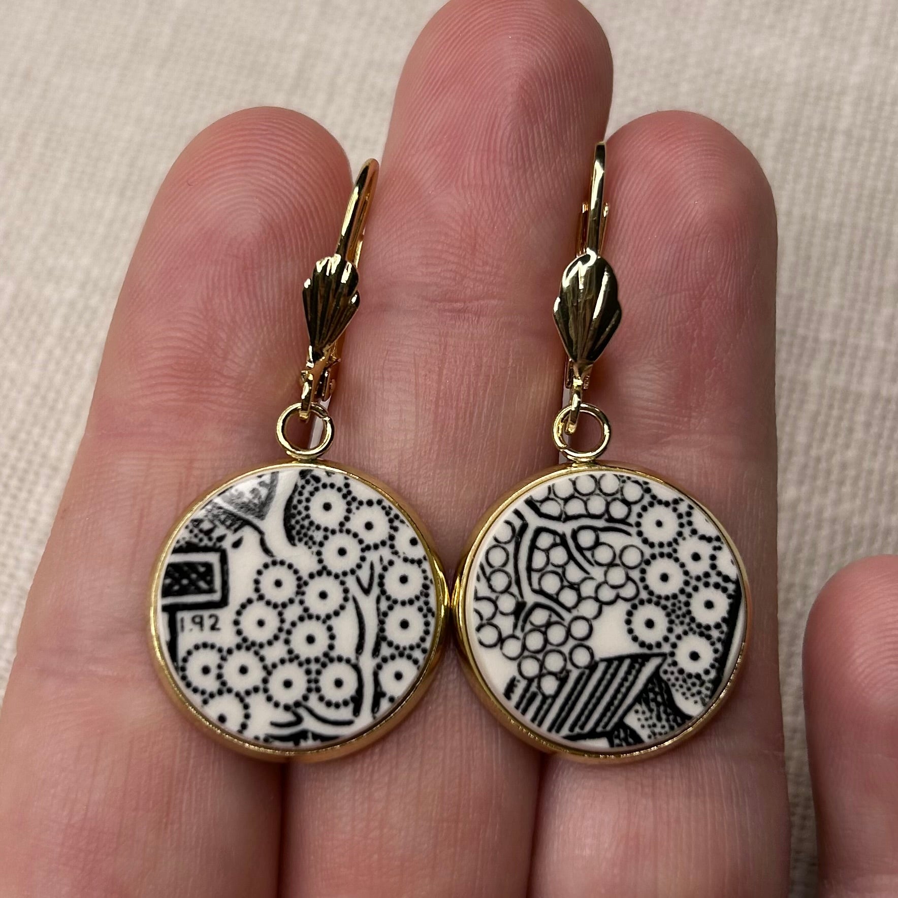1980’s Churchill ‘Midnight Willow’ Leverback Dangly Earrings Y