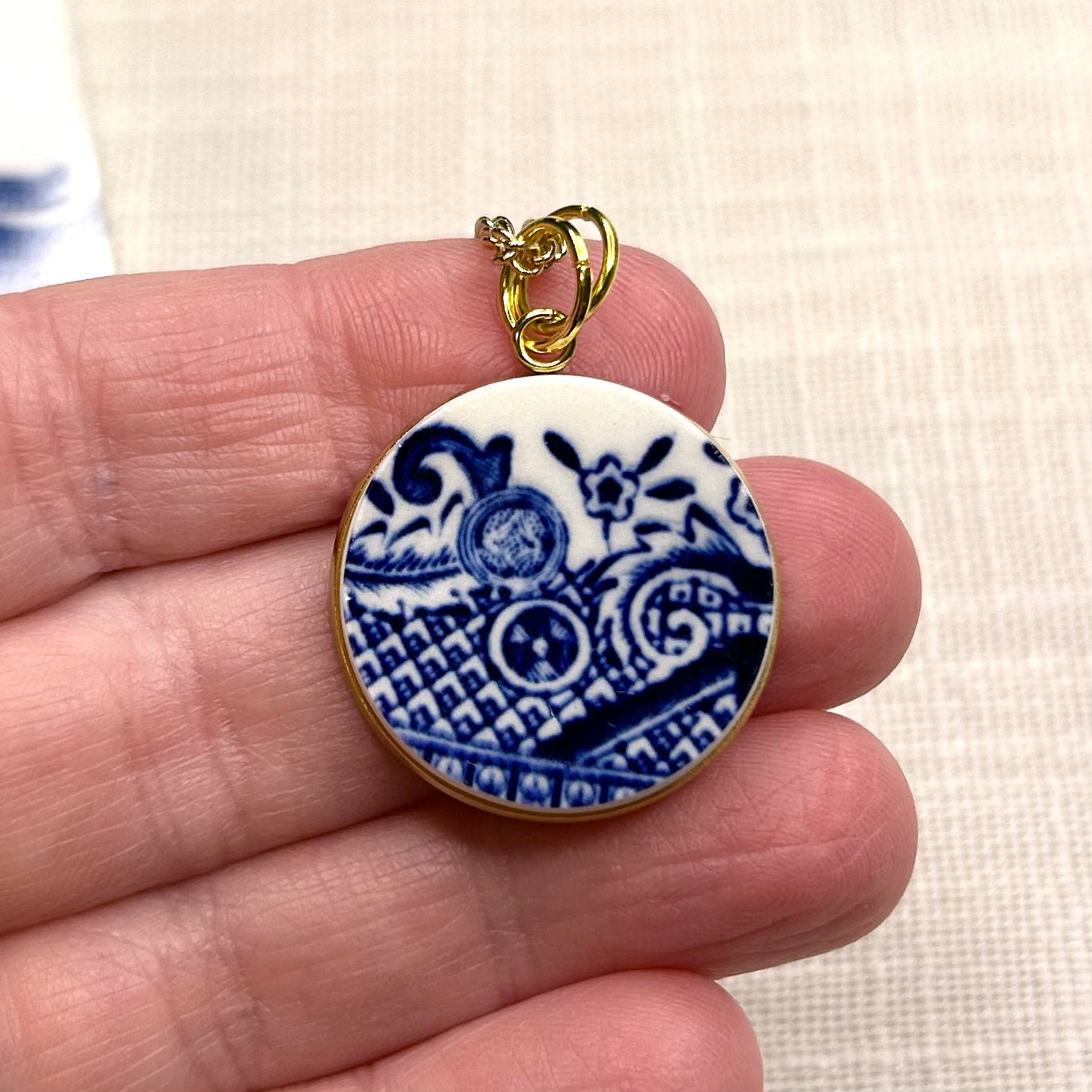 1960’s Churchill Blue Willow Pendant Necklace YM