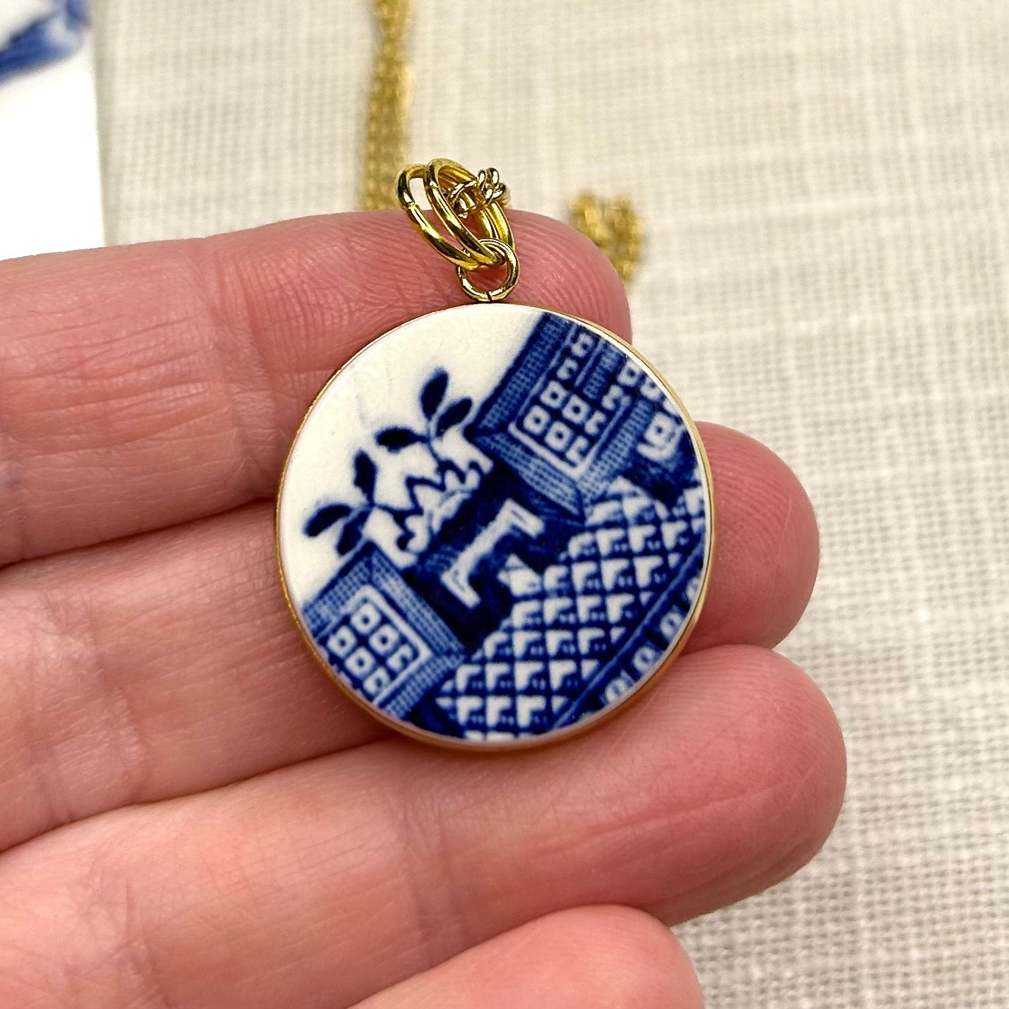 1960’s Churchill Blue Willow Pendant Necklace YM