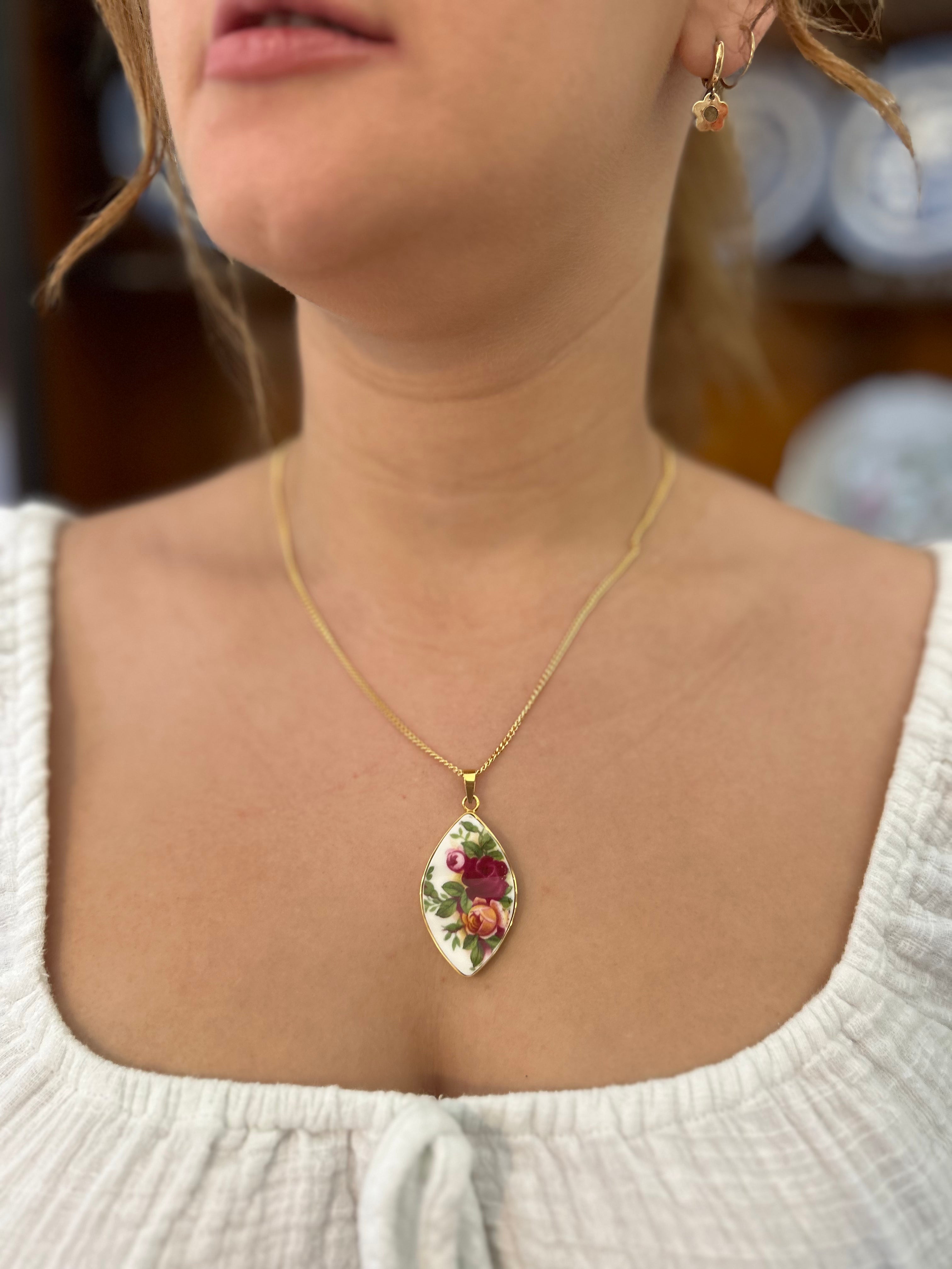 9ct Yellow Gold Royal Albert ‘Old Country Roses’ Pendant Necklace