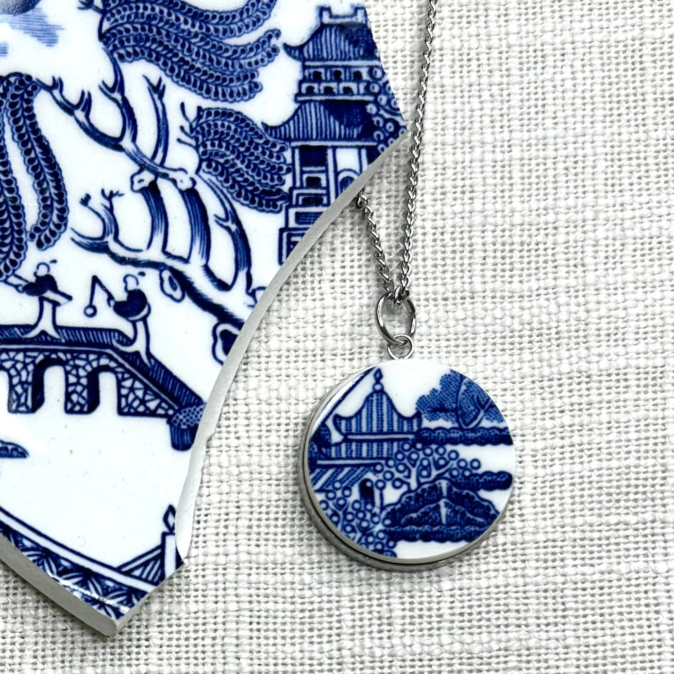 1960’s Churchill Blue Willow Pendant Necklace SM
