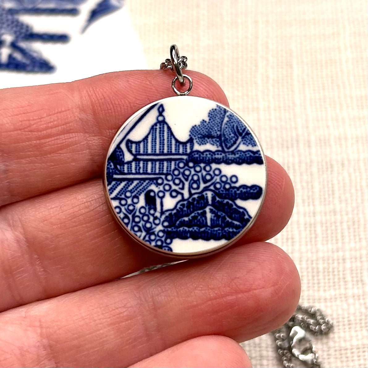 1960’s Churchill Blue Willow Pendant Necklace SM